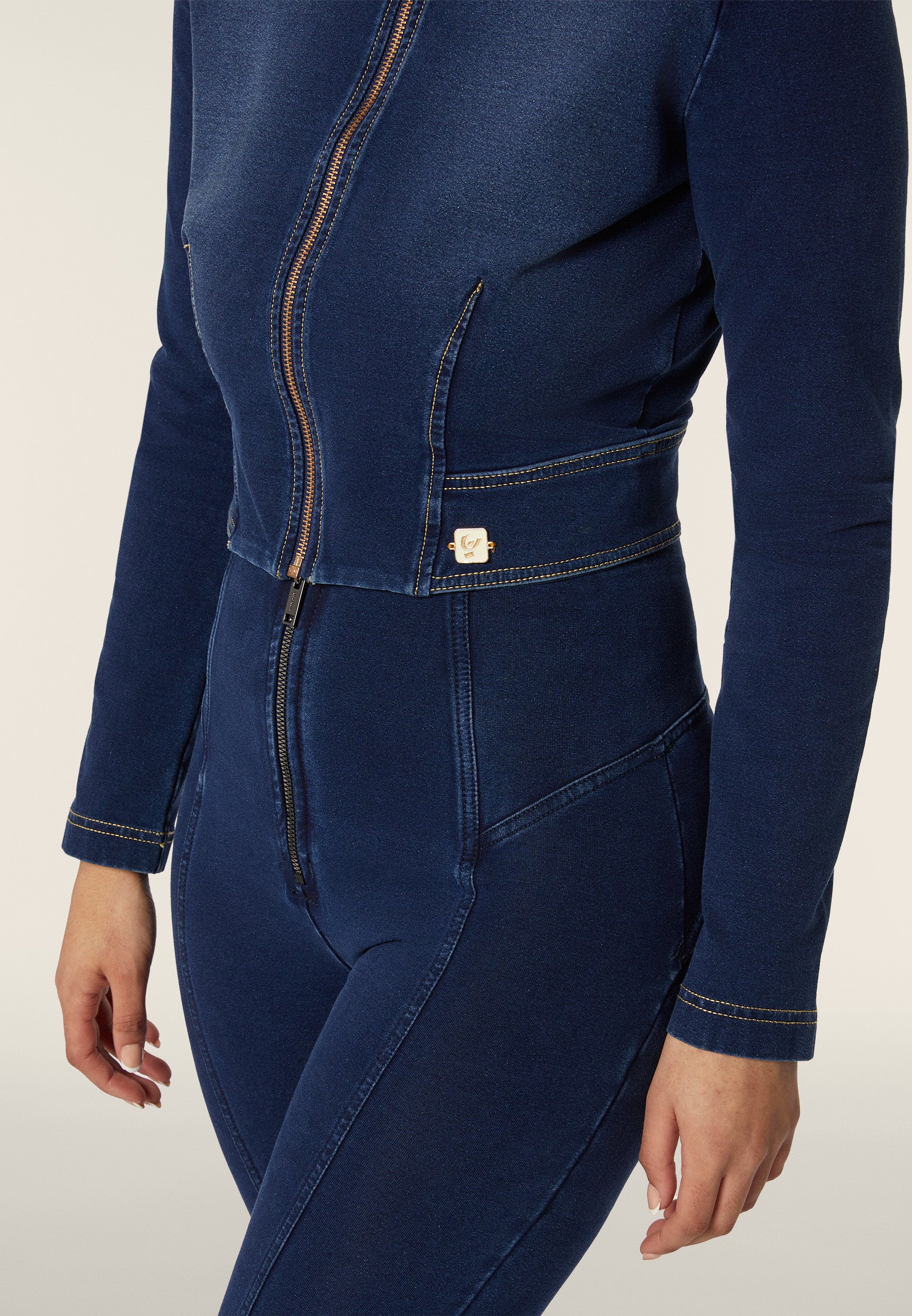 freddy-giacca-corta-donna-con-zip-in-jersey-effetto-denim-slim-fit image 4