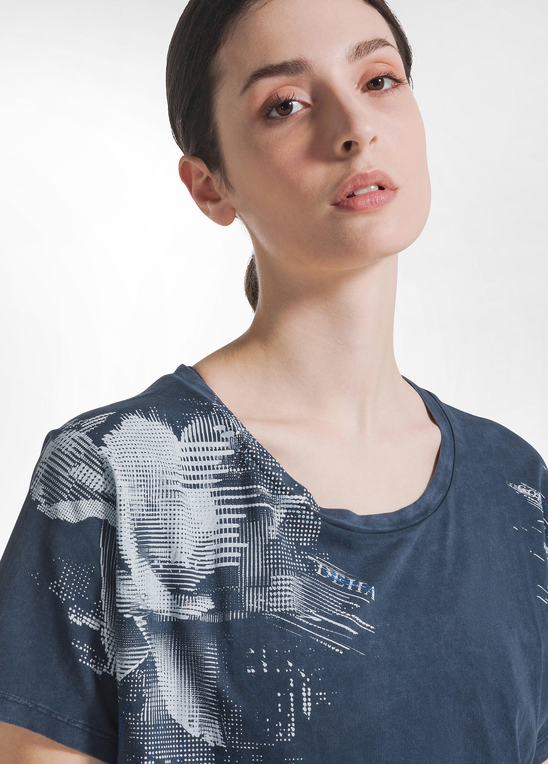 deha-d22814-t-shirt-marmorizzata-con-grafica-blu image 3