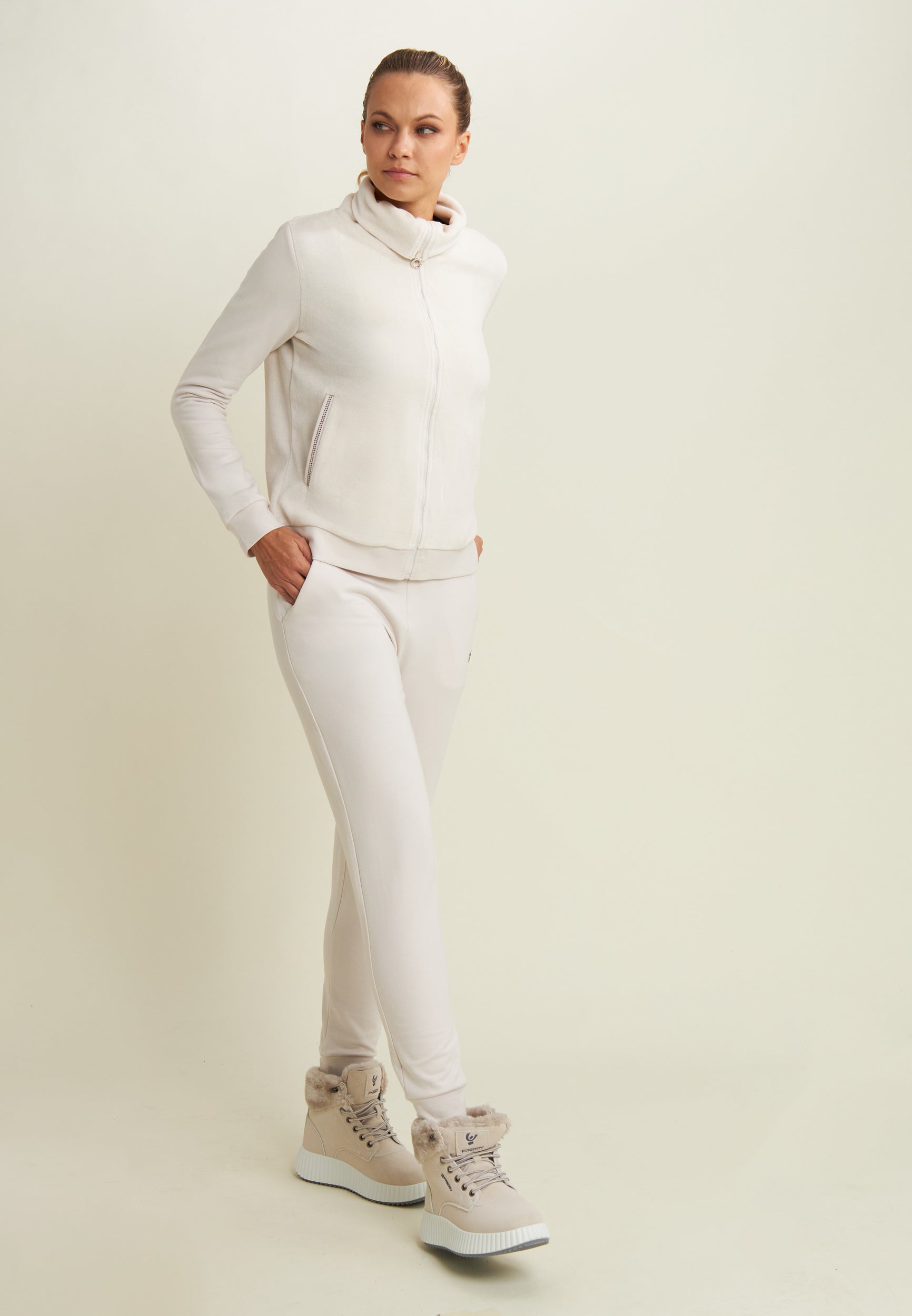 freddy-pantaloni-sportivi-donna-in-felpa-modal-con-polsini-e-strass-bicolore image 2