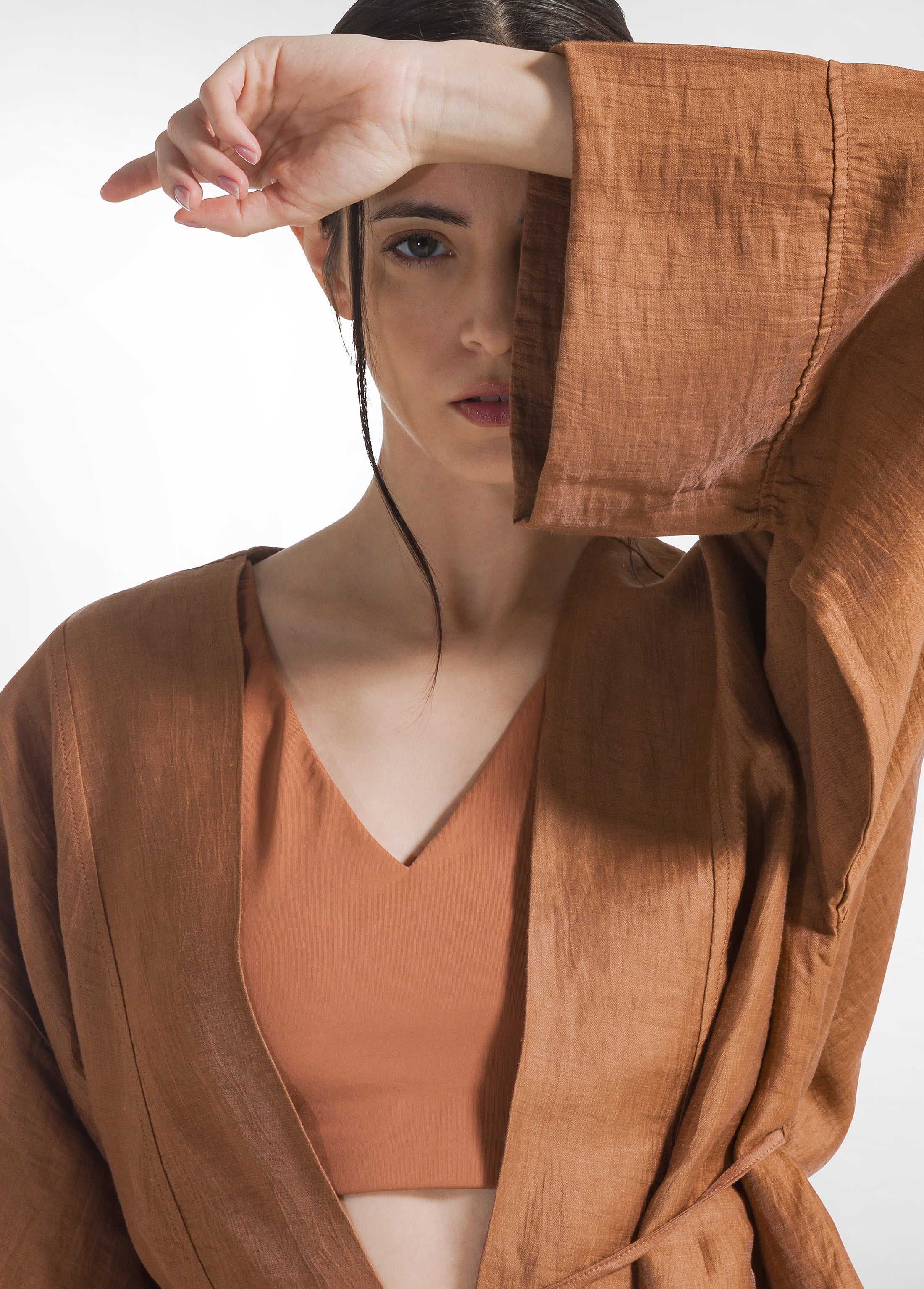 deha-giacca-kimono-in-lino-lucido-marrone-modello-d22160 image 3