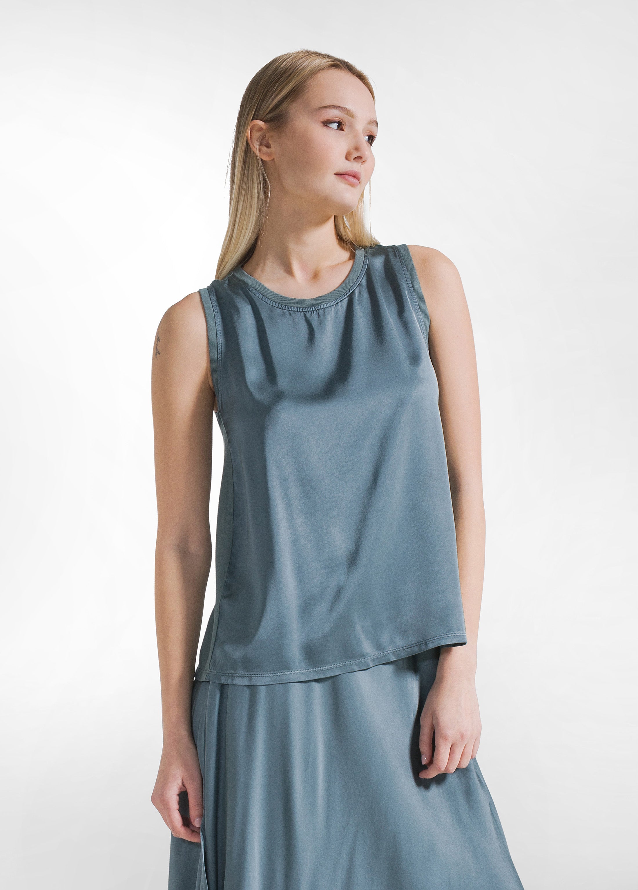 deha-top-in-satin-con-dettaglio-arricciato-verde-d42460-top-elegante-viscosa image 1