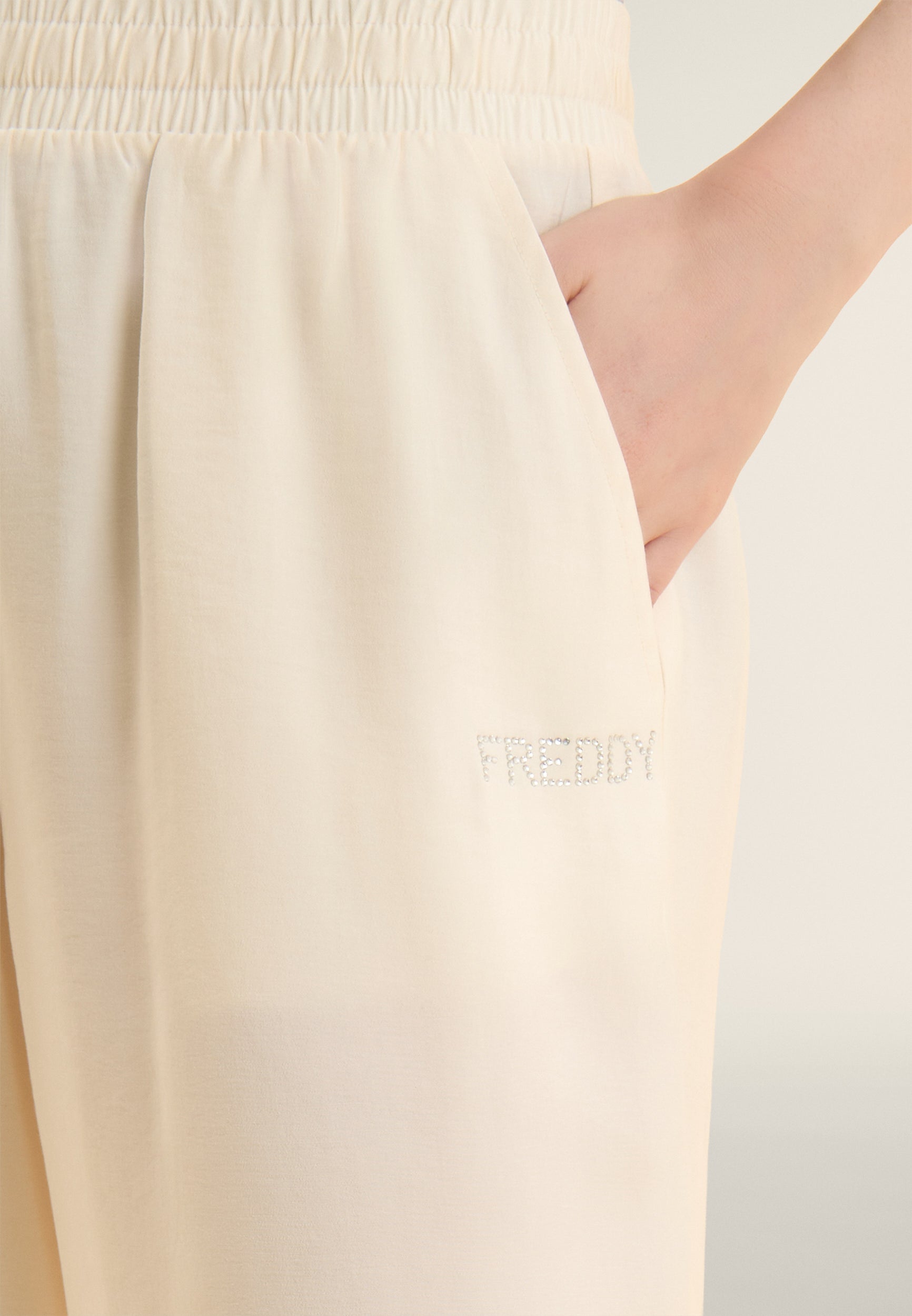 freddy-pantaloni-sportivi-cropped-wide-leg-con-strass image 4