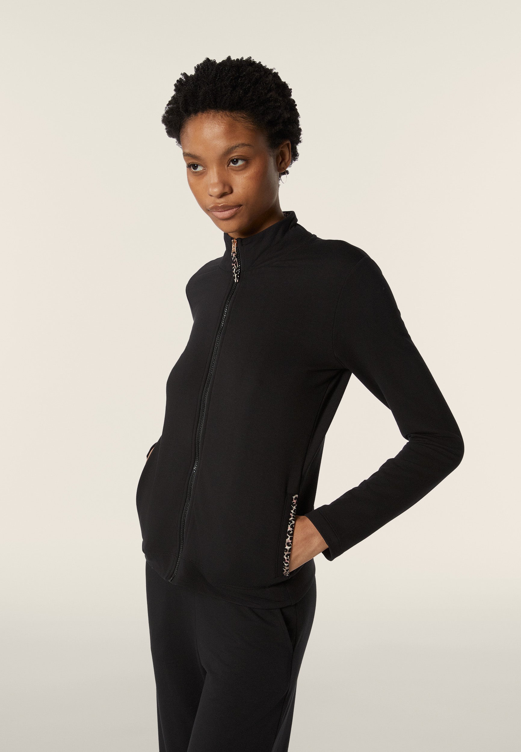 freddy-felpa-donna-slim-fit-con-zip-e-collo-alto-dettagli-leopardati image 1