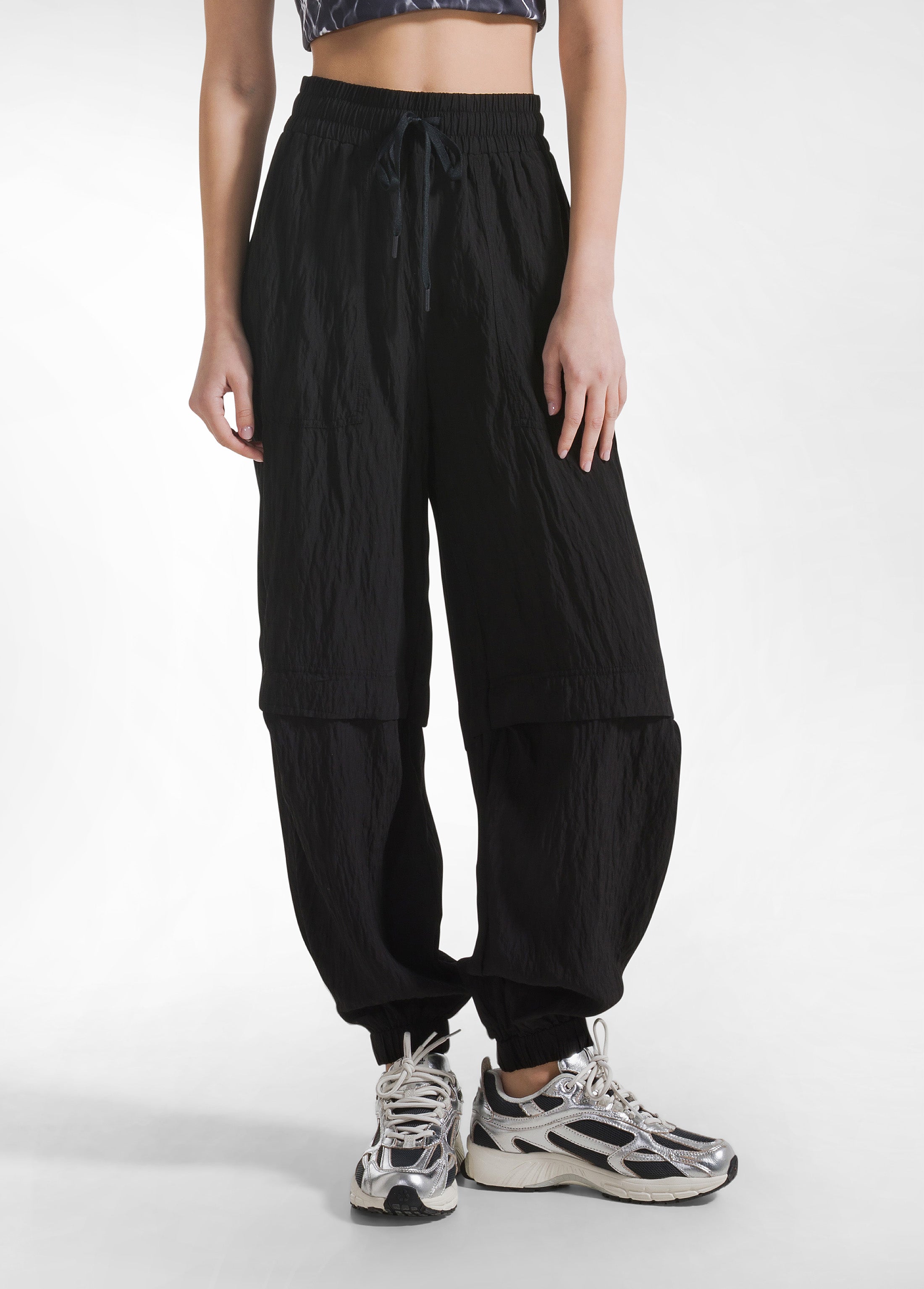 deha-jogger-ampi-in-viscosa-crinkle-nero-iron-free image 2