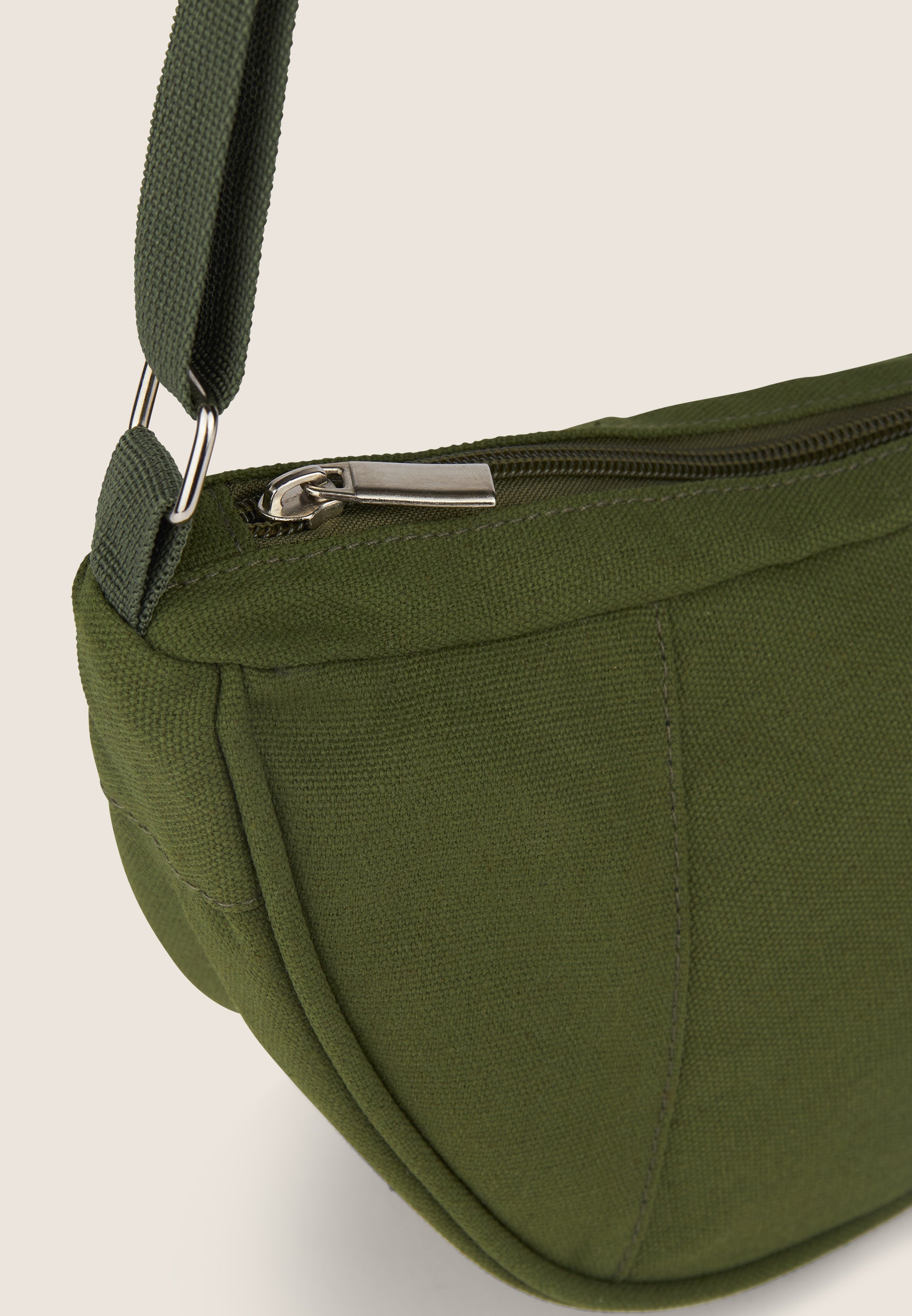 freddy-borsa-a-spalla-mezzaluna-canvas-30x10x20-cm-con-zip image 5