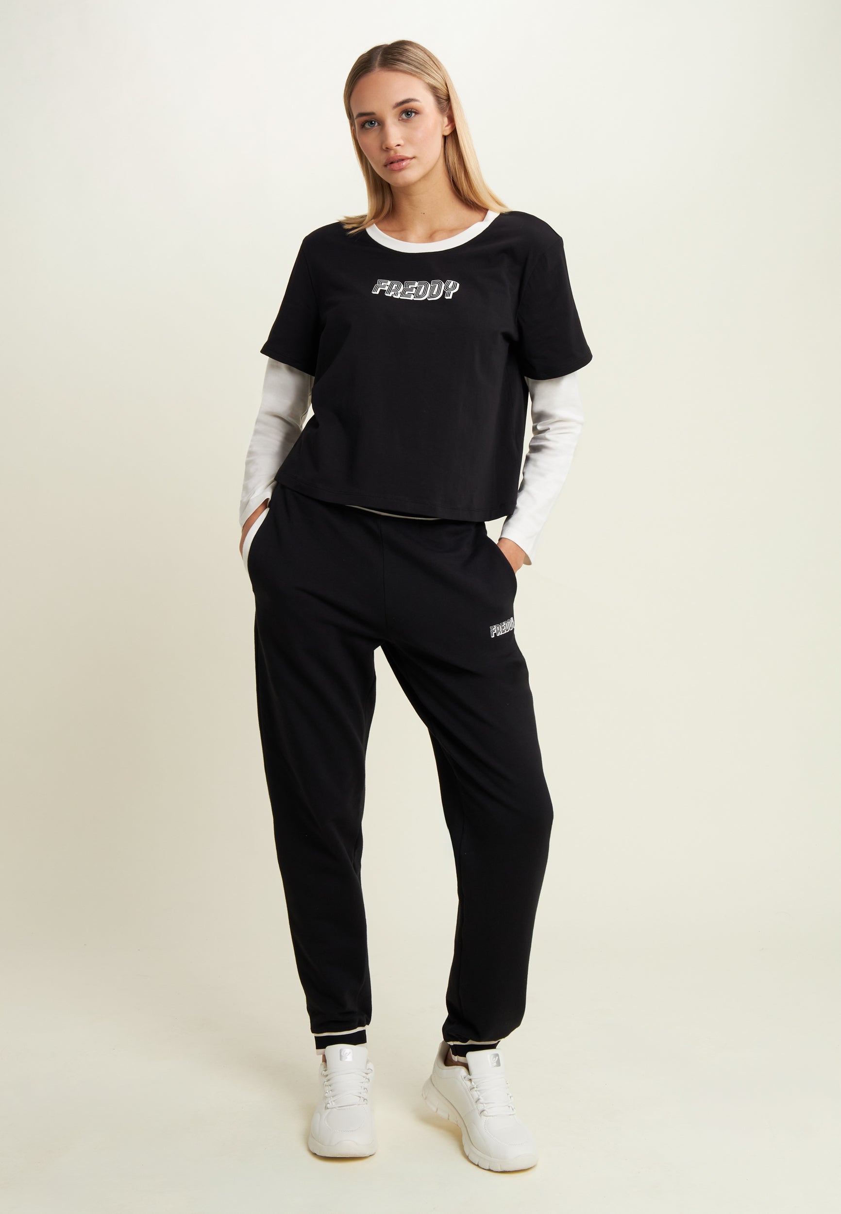 freddy-pantaloni-regular-in-felpa-nera-con-righe-bianche image 2
