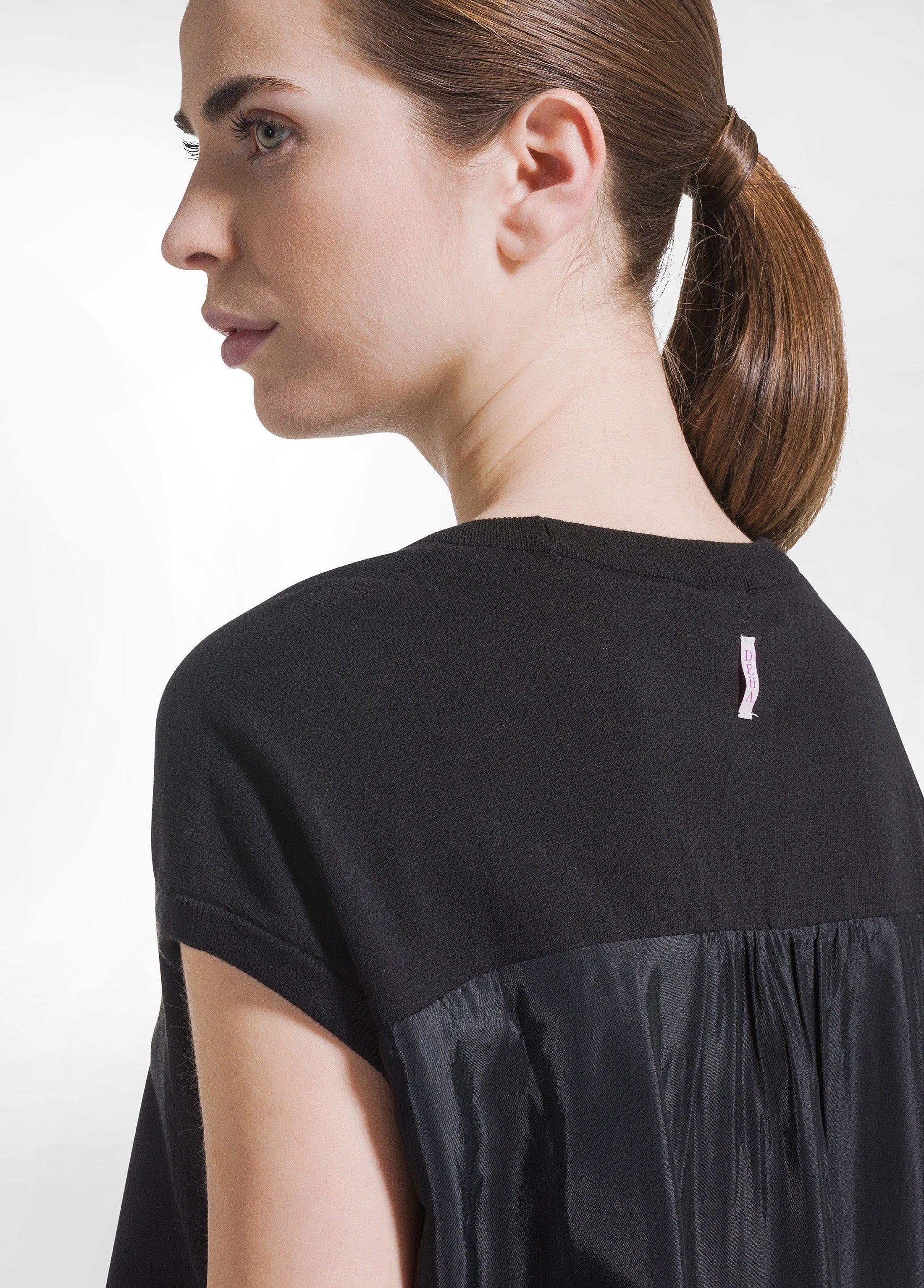deha-top-donna-in-misto-cotone-e-seta-nero-scollo-a-v image 3