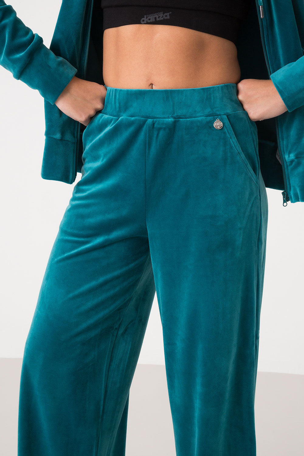 dimensione-danza-pantalone-donna-ampio-fluido-in-soft-ciniglia image 4