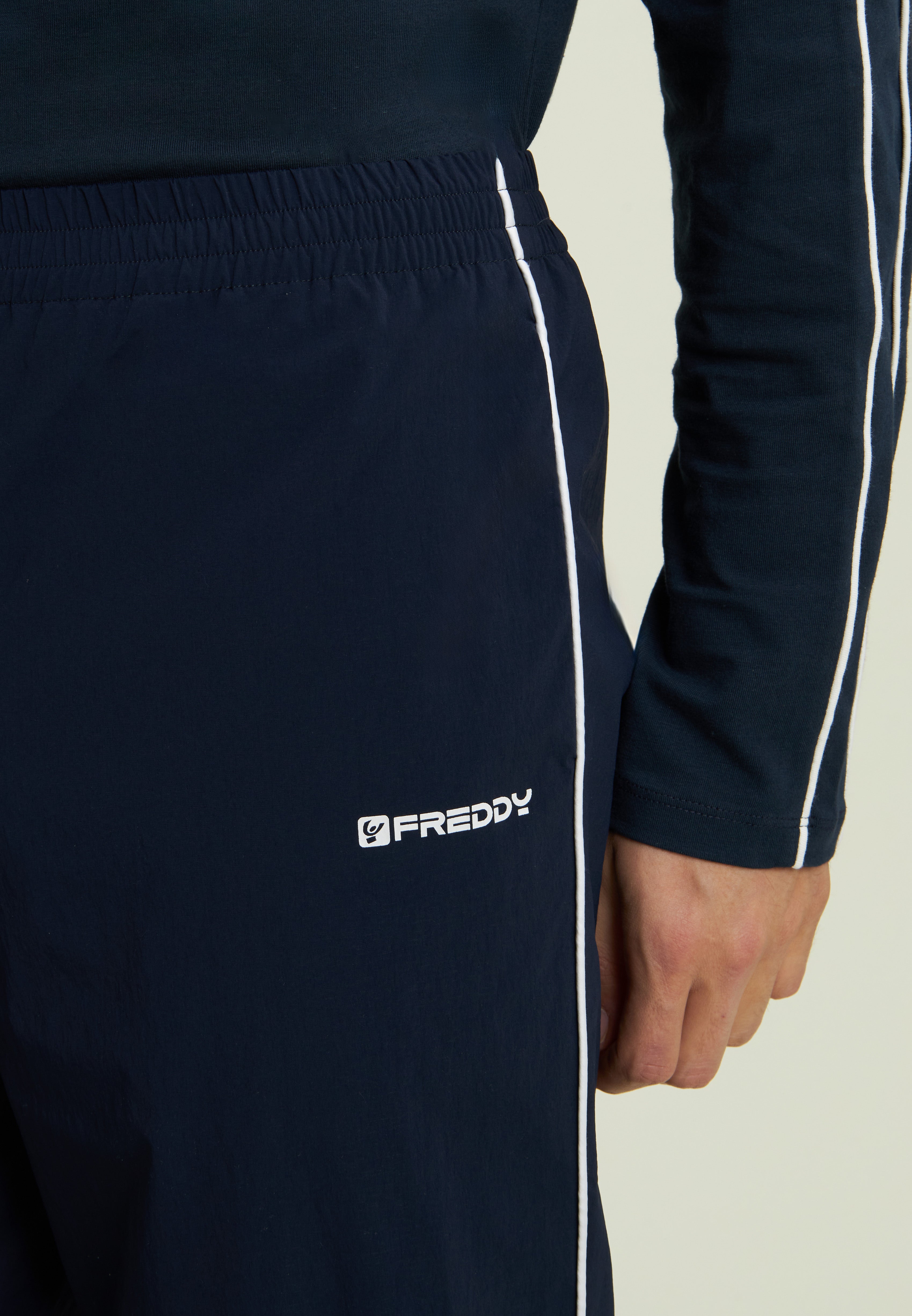 freddy-pantaloni-sportivi-uomo-nylon-stretch-cucitura-contrasto image 4
