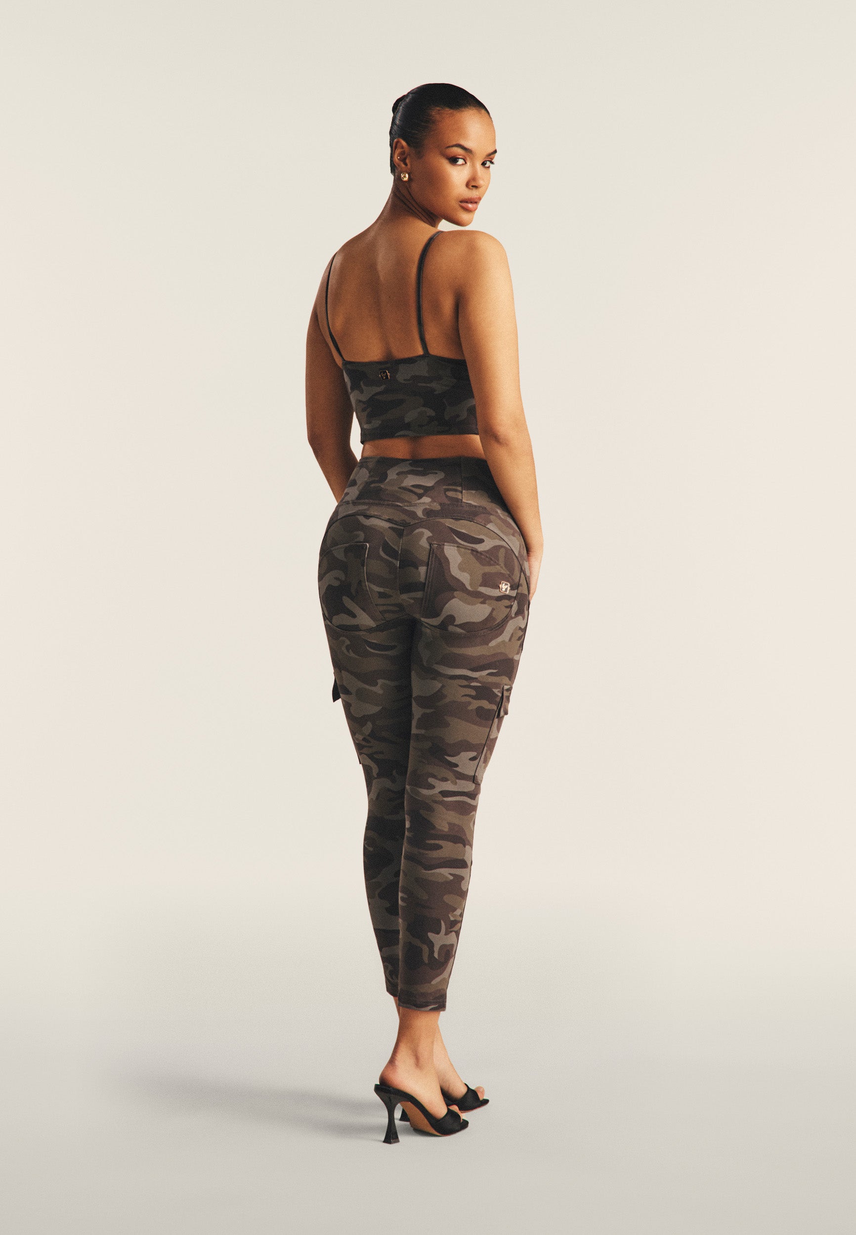 freddy-top-cropped-donna-camo-ice-wash-in-cotone-organico-con-incroci-frontali image 3