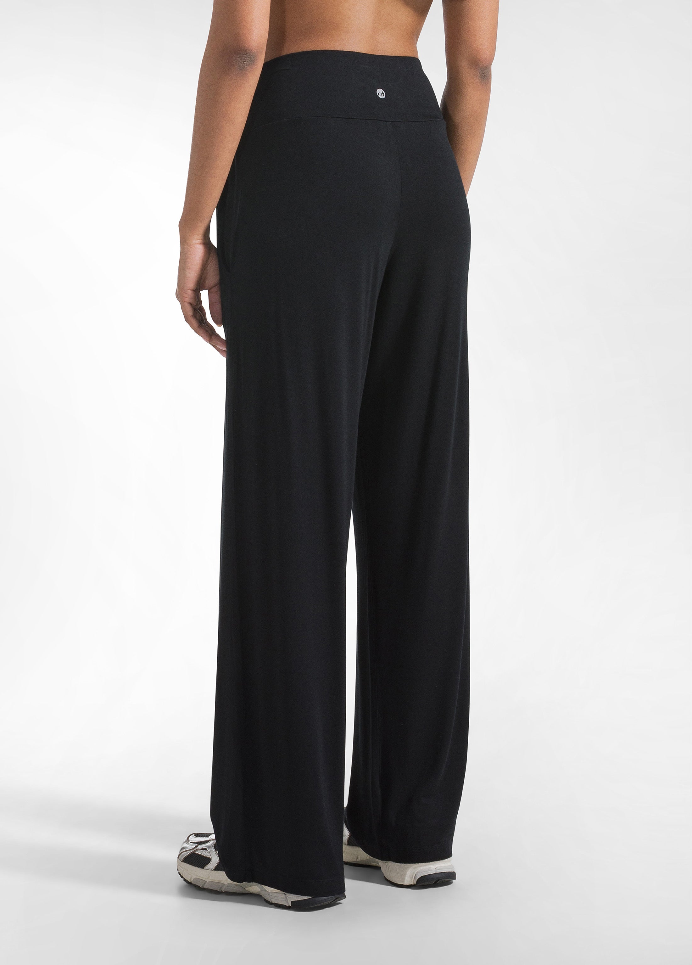 deha-completo-t-shirt-e-pantalone-dritto-in-viscosa-stretch-nero image 7