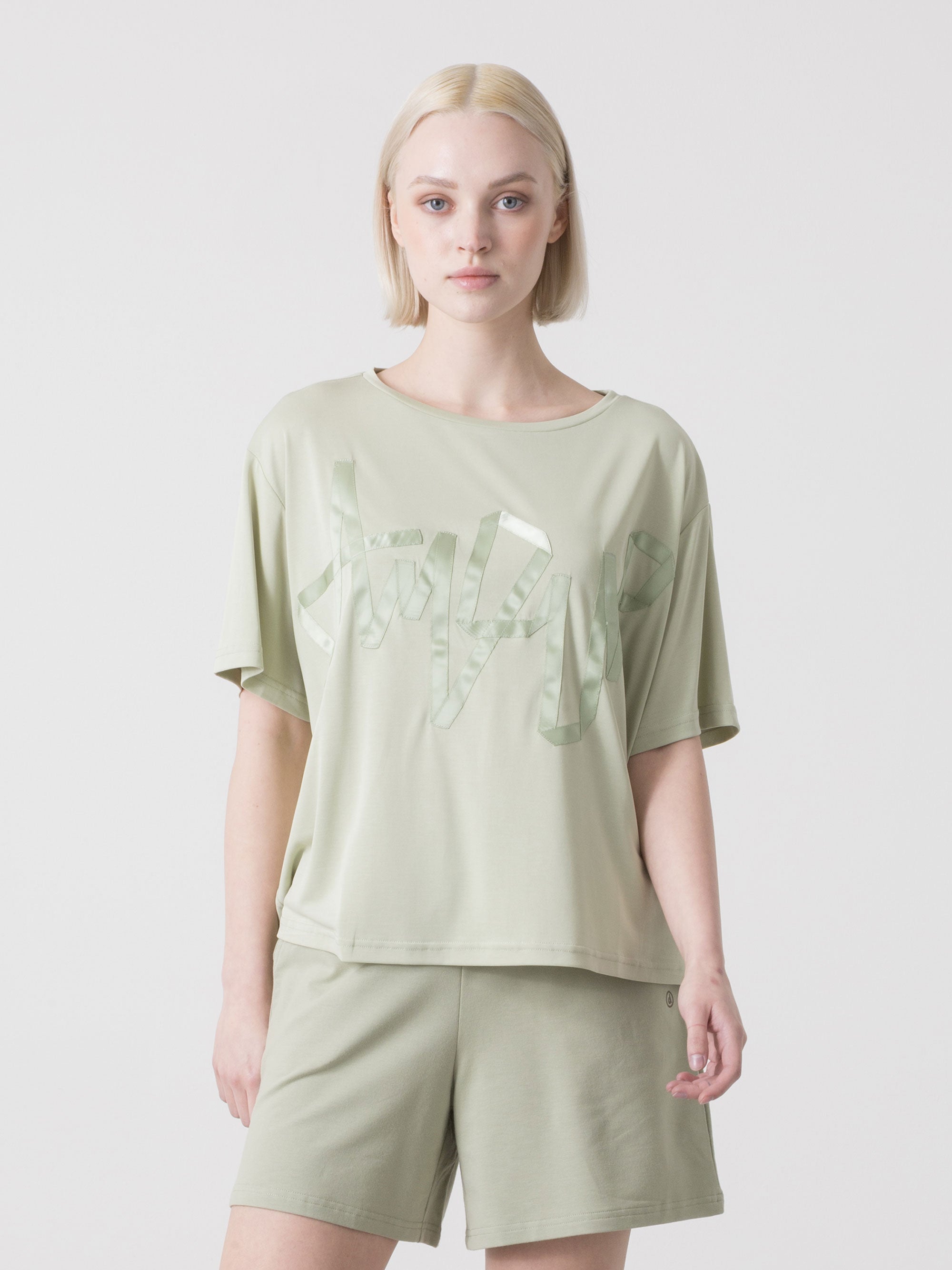 dimensione-danza-t-shirt-donna-in-viscosa-scollo-a-barca-con-logo-raso-frontale image 1