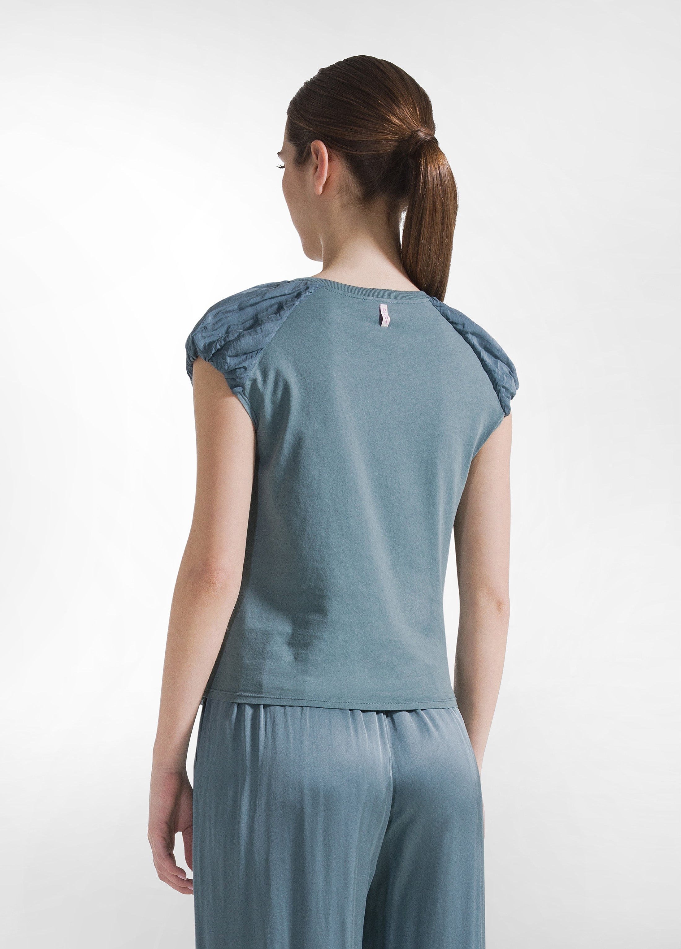 deha-top-in-cotone-leggero-con-strati-in-seta-verde image 2