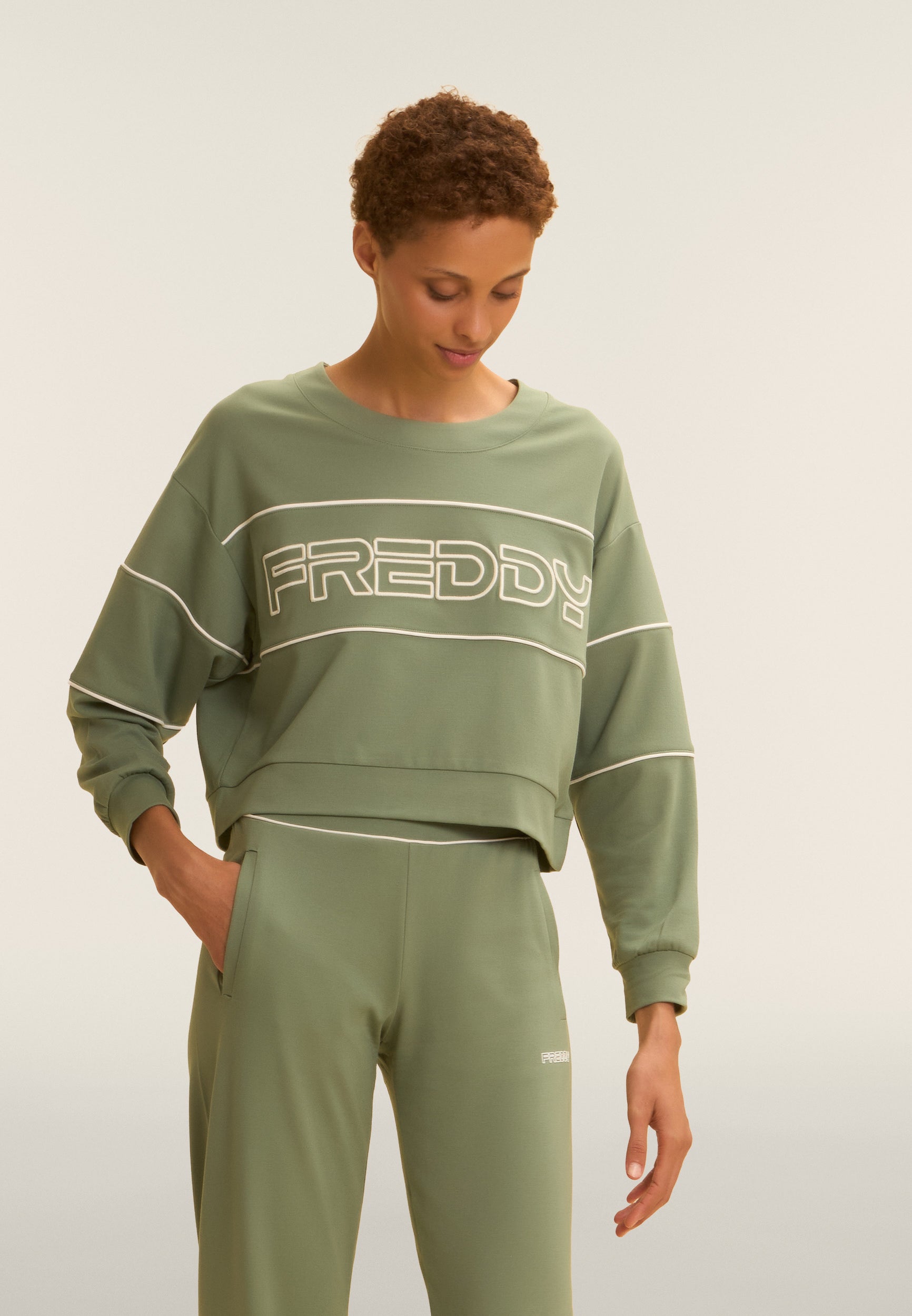 freddy-wr-up-felpa-comfort-fit-cropped-con-maxi-logo-ricamato image 1
