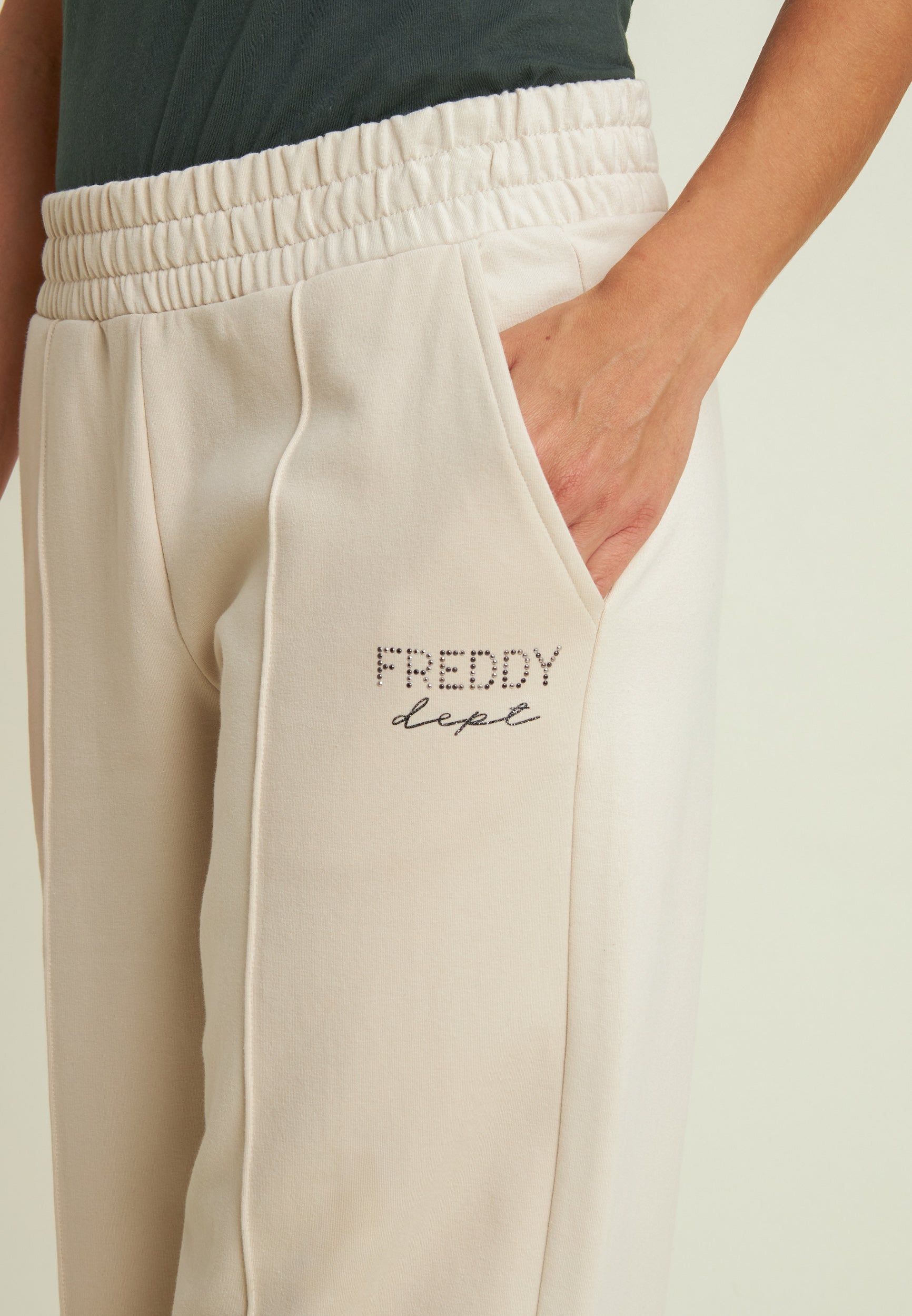 freddy-pantaloni-wide-leg-donna-con-cucitura-centrale-e-logo-in-borchie image 4