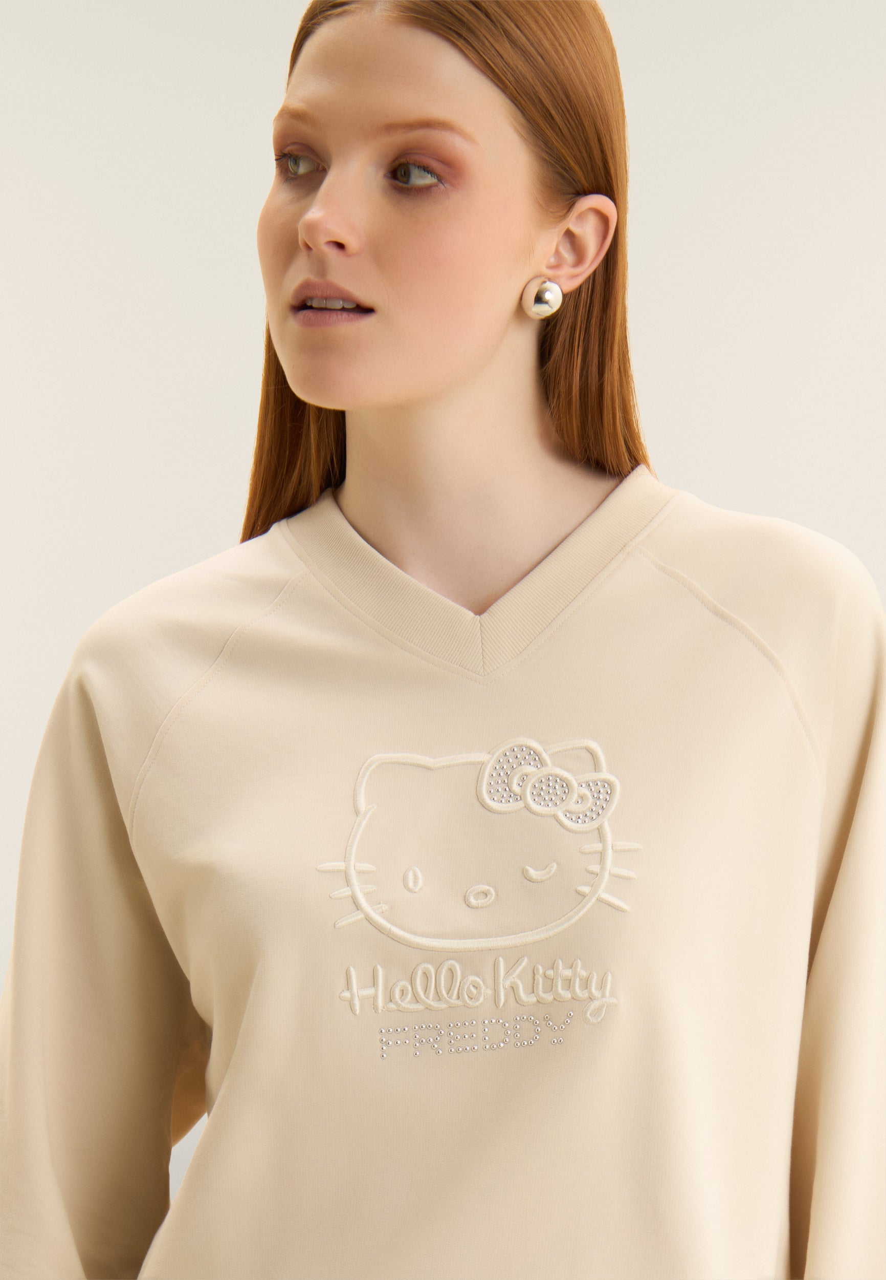 freddy-felpa-cropped-scollo-v-ricamo-hello-kitty-french-terry-cotone image 4