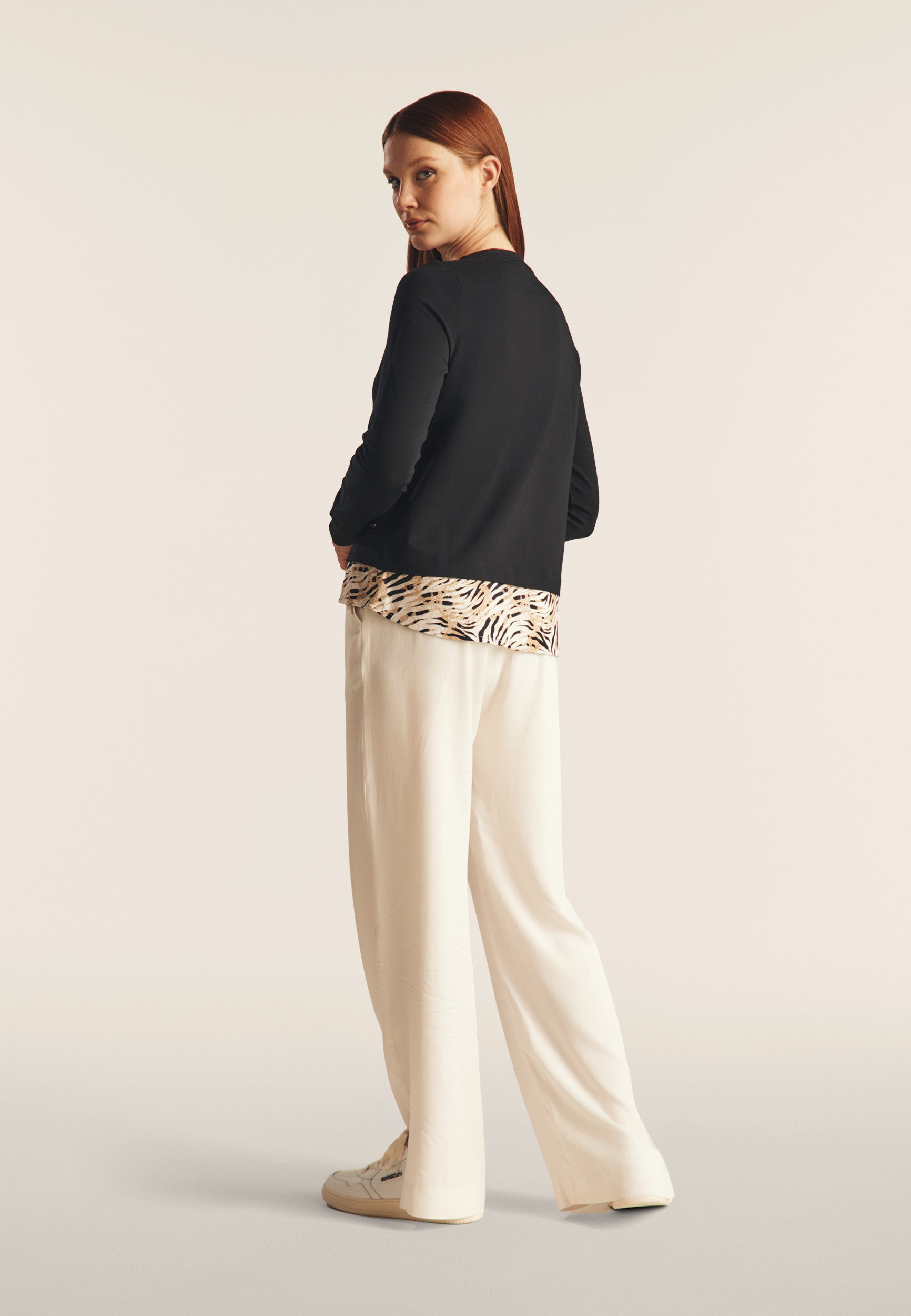 freddy-felpa-donna-regular-fit-con-inserto-effetto-camicia-e-strass-dorati image 3