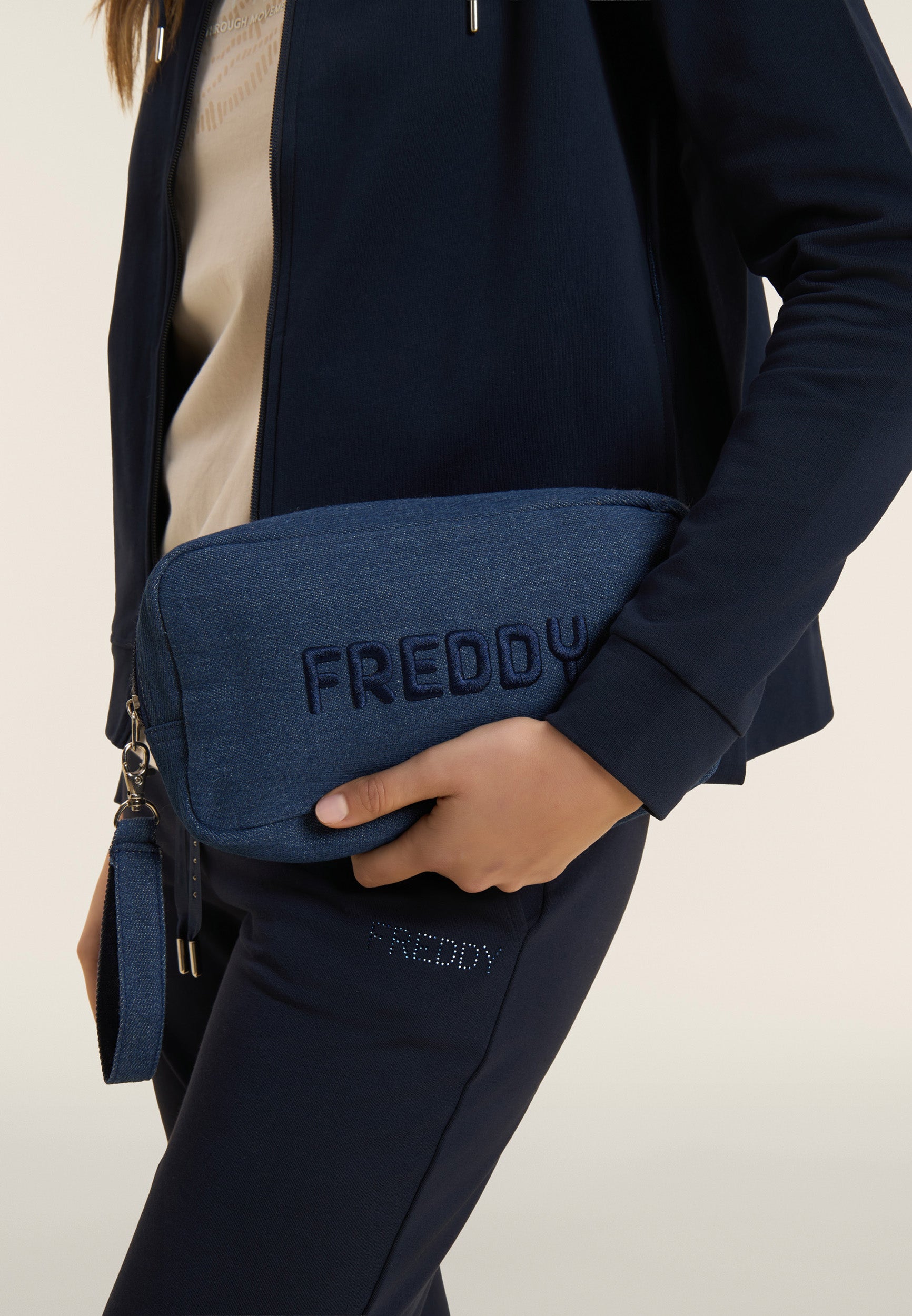 freddy-trousse-in-denim-25x8x14-cm-con-laccetto-e-logo image 2