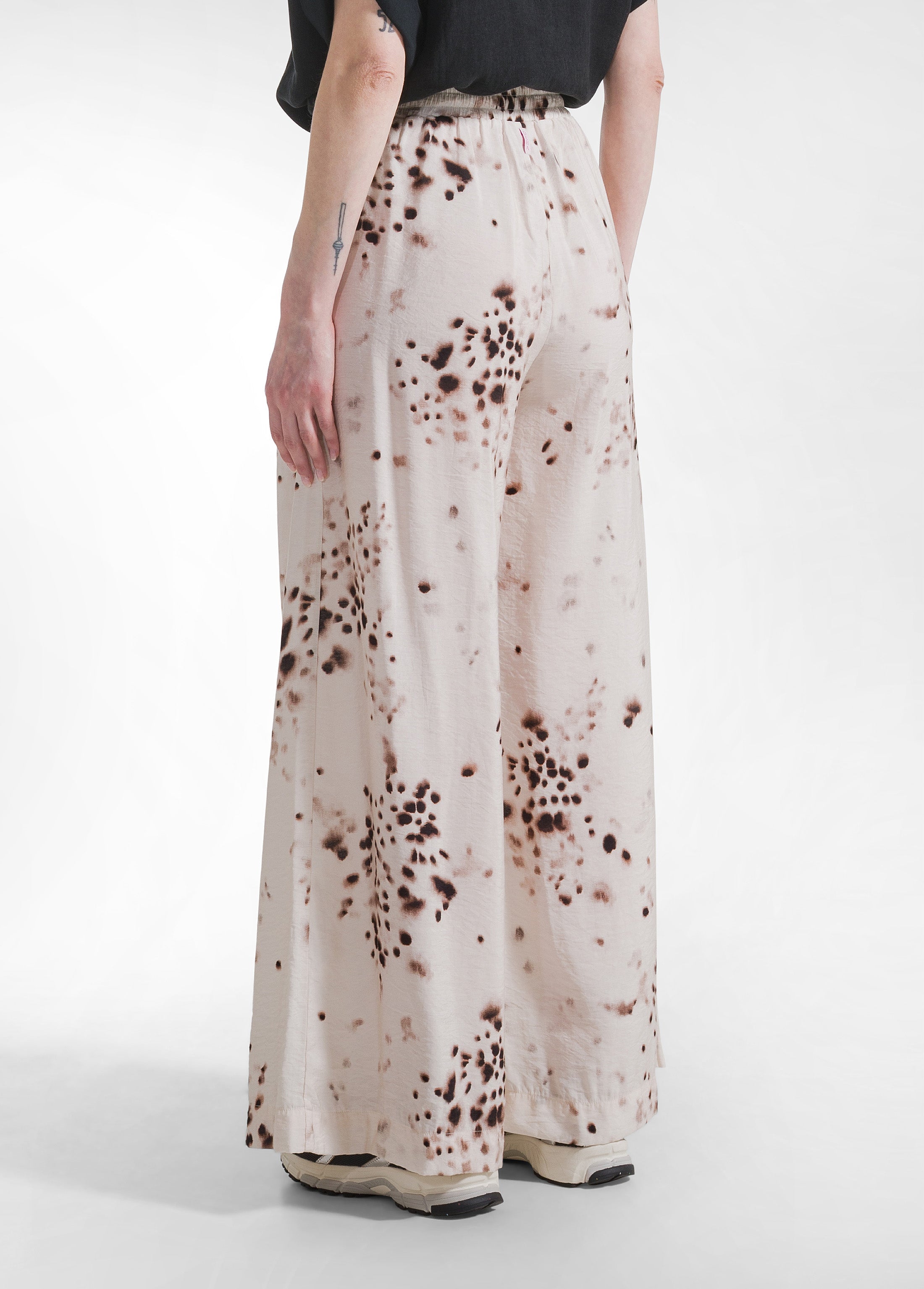 deha-pantaloni-larghi-in-viscosa-crinkle-beige-75-g-m image 3
