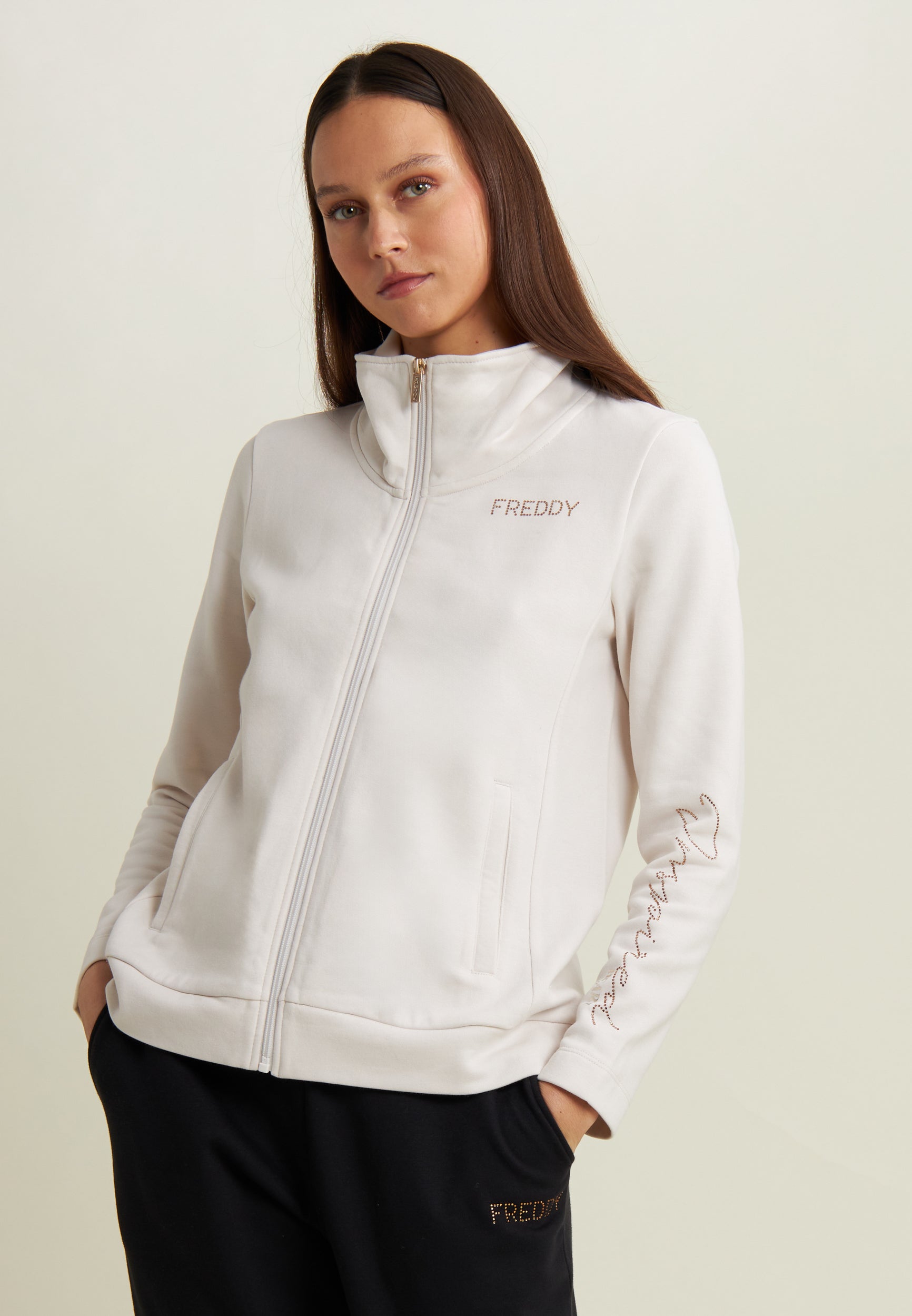 freddy-tuta-sportiva-donna-collo-alto-full-zip-con-scritta-strass-inspired-heart image 2