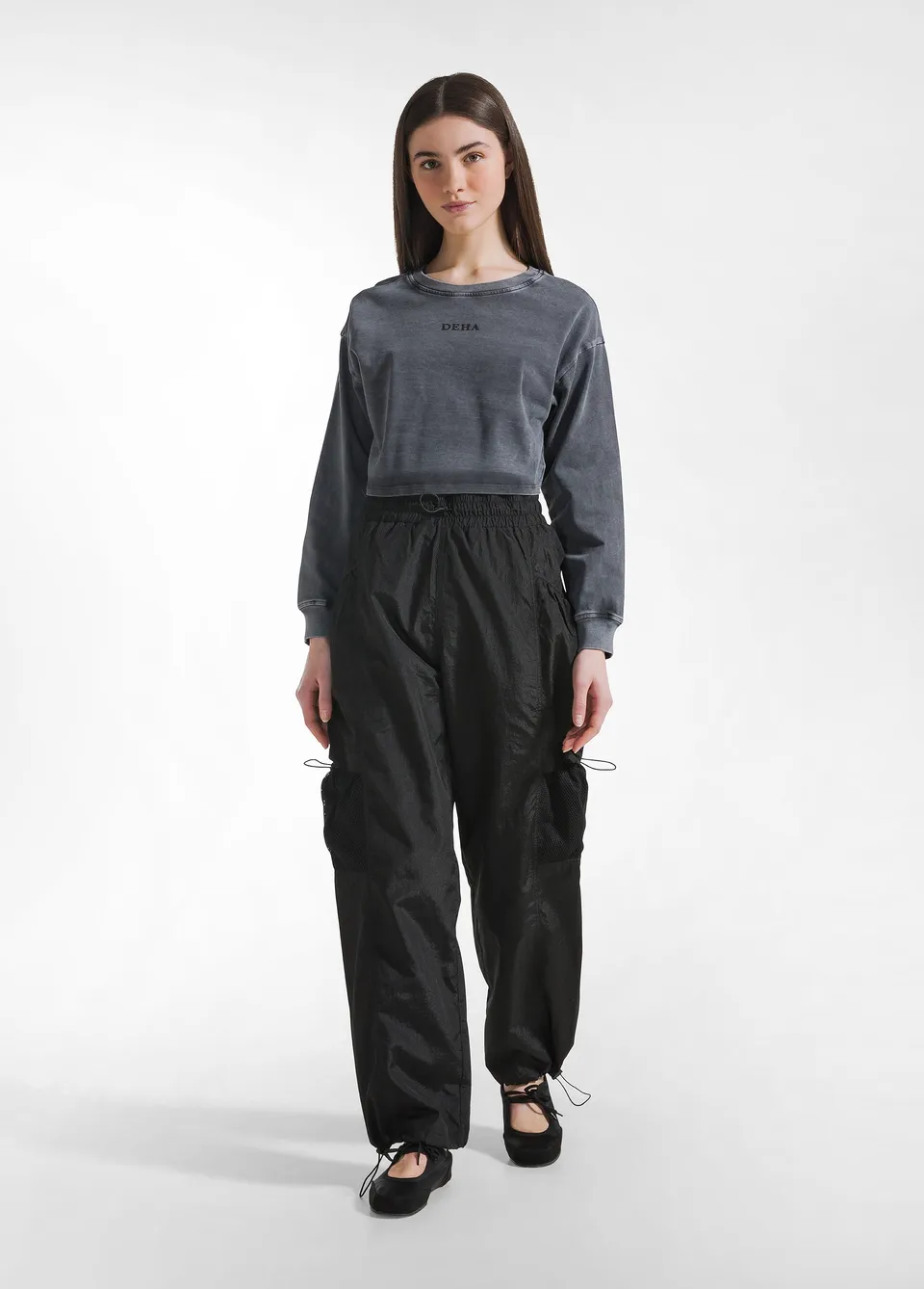 deha-c22036-pantalone-balloon-in-nylon-nero-con-cargo image 1