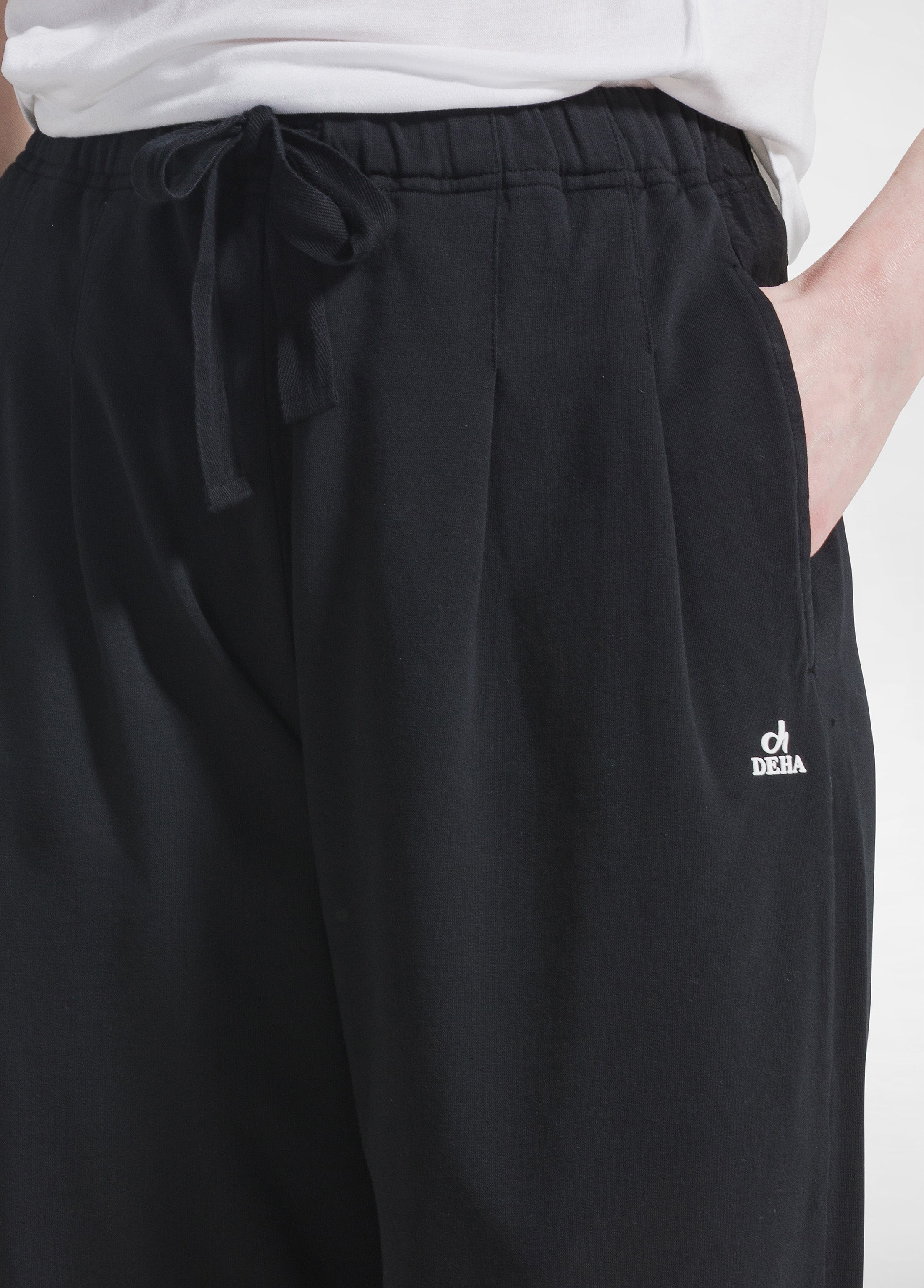 deha-jogger-pliss-in-fleece-organico-con-viscosa-nero-effetto-stropicciato image 4