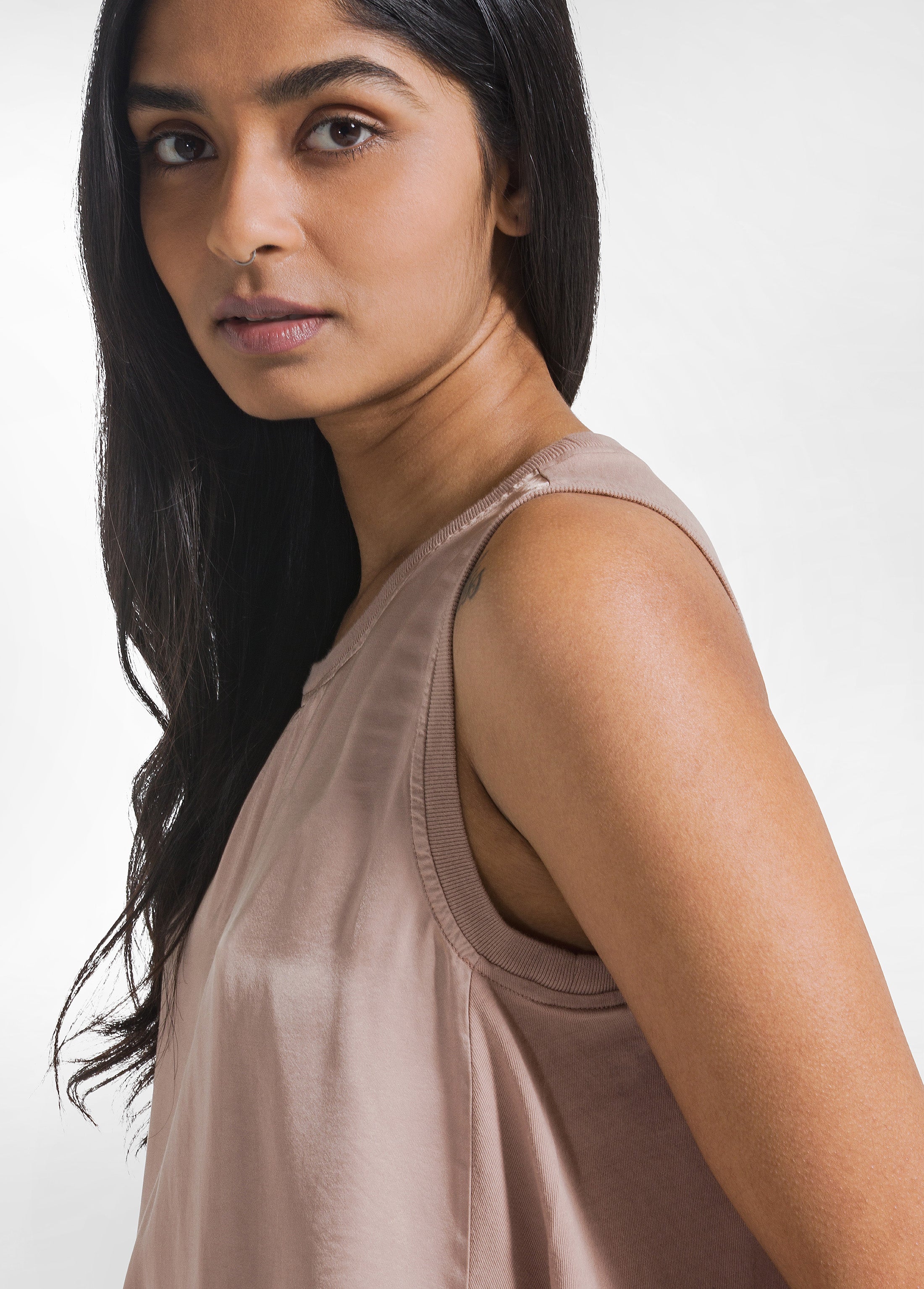 deha-top-in-satin-con-dettaglio-arricciato-marrone image 3