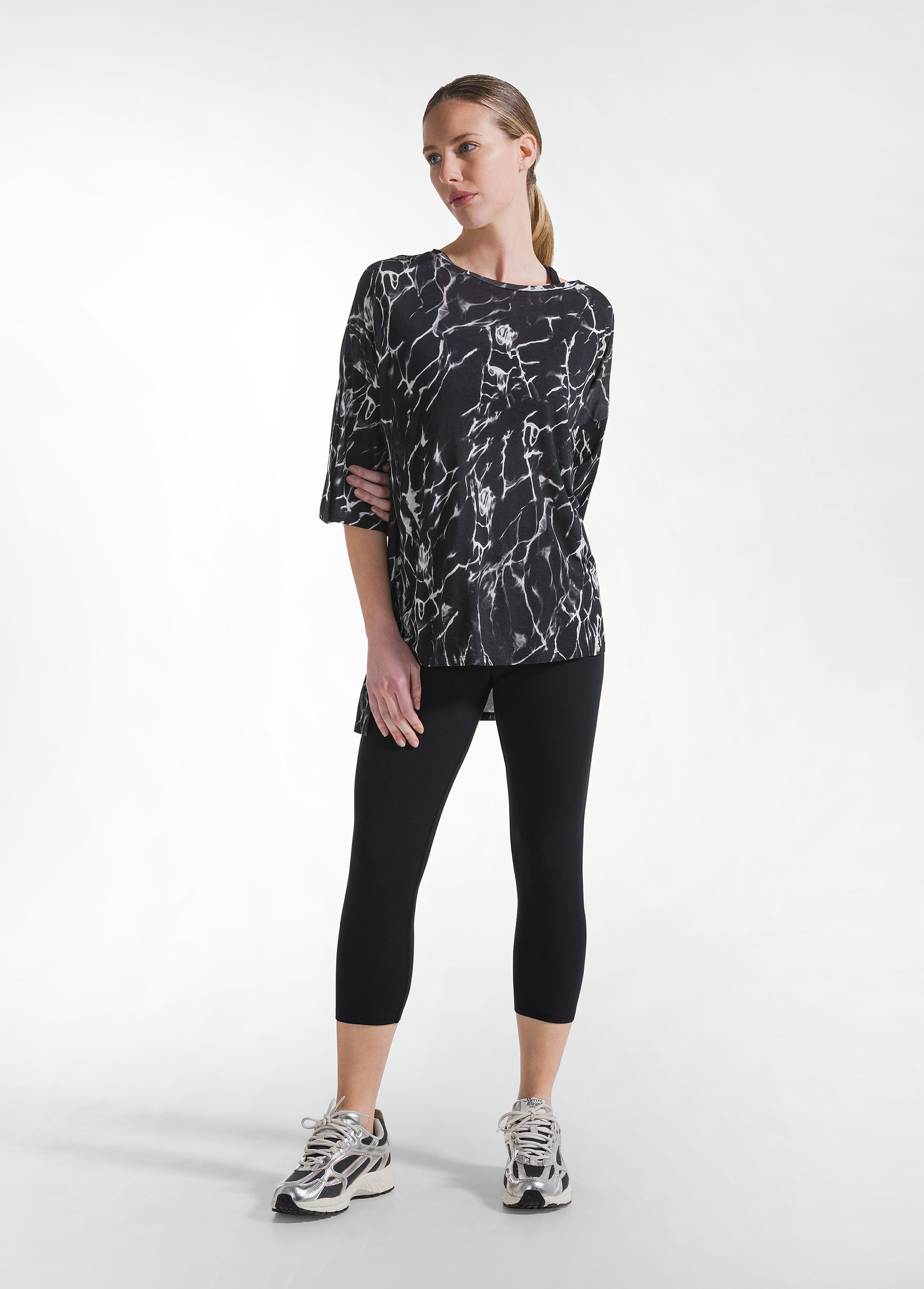 deha-t-shirt-oversize-allover-in-viscosa-nero image 4