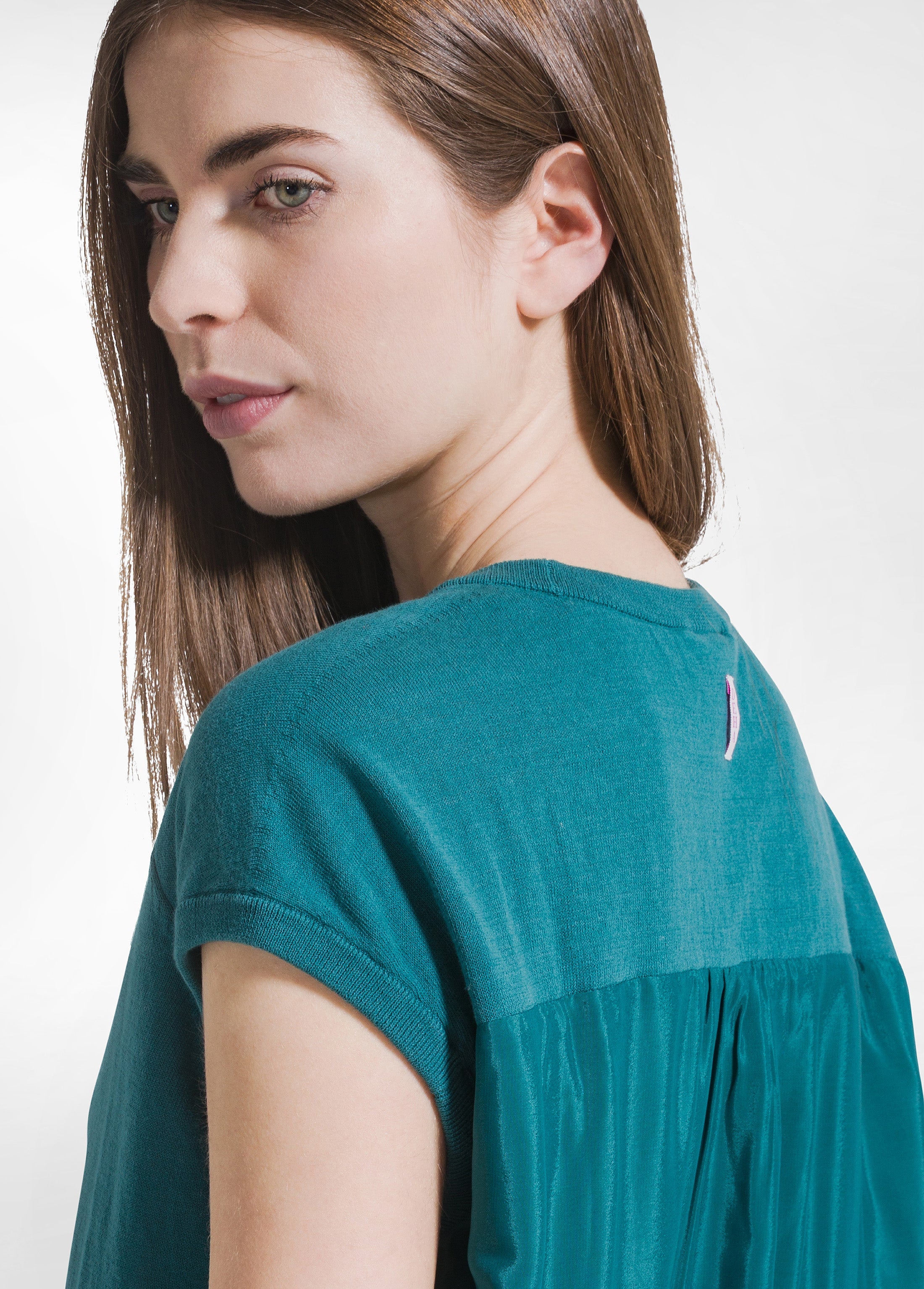 deha-d42373-top-in-cotone-e-seta-verde-con-scollo-a-v image 3