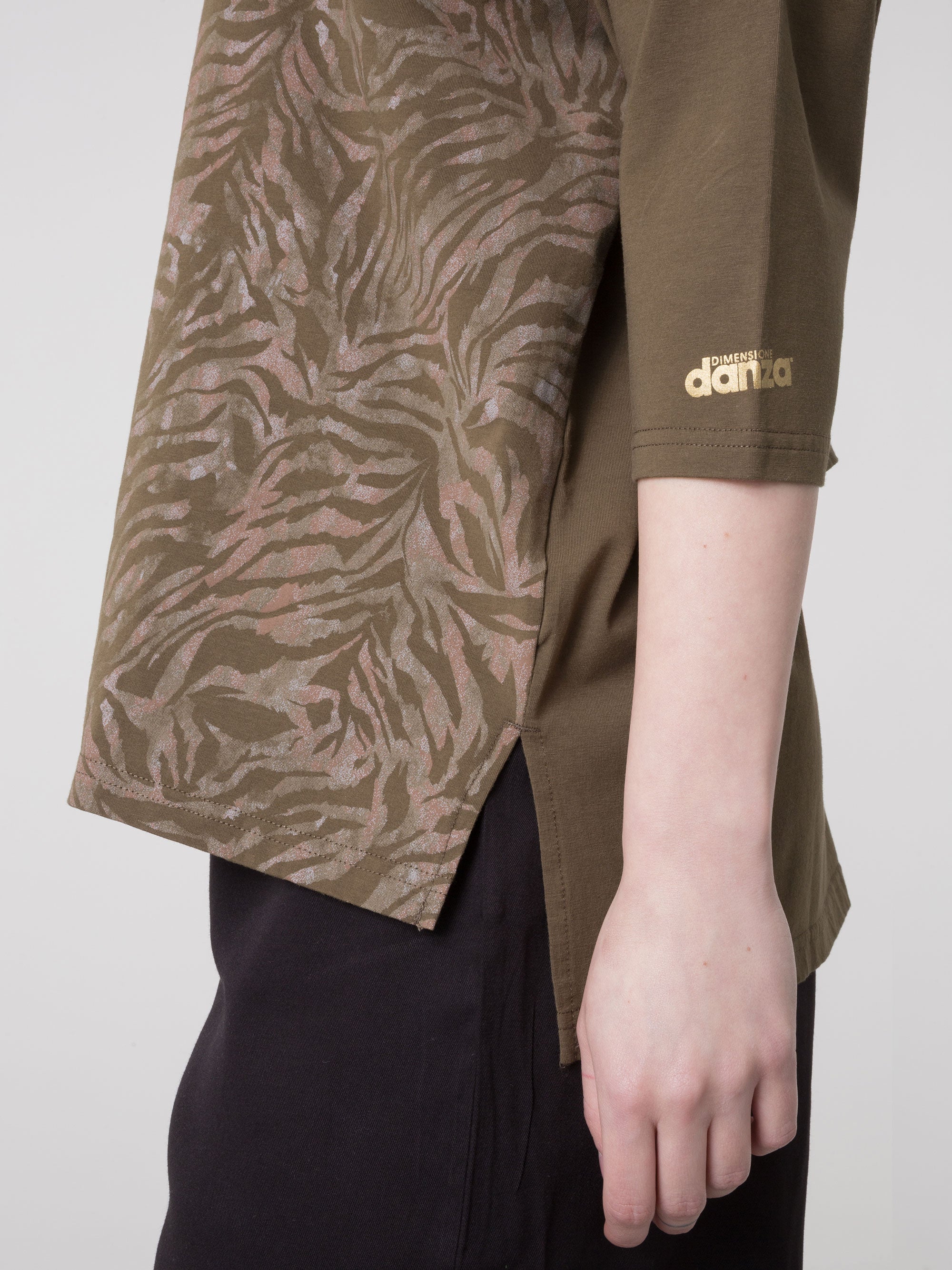 dimensione-danza-t-shirt-donna-in-jersey-stretch-con-stampa-safari-e-taglio-asim image 4