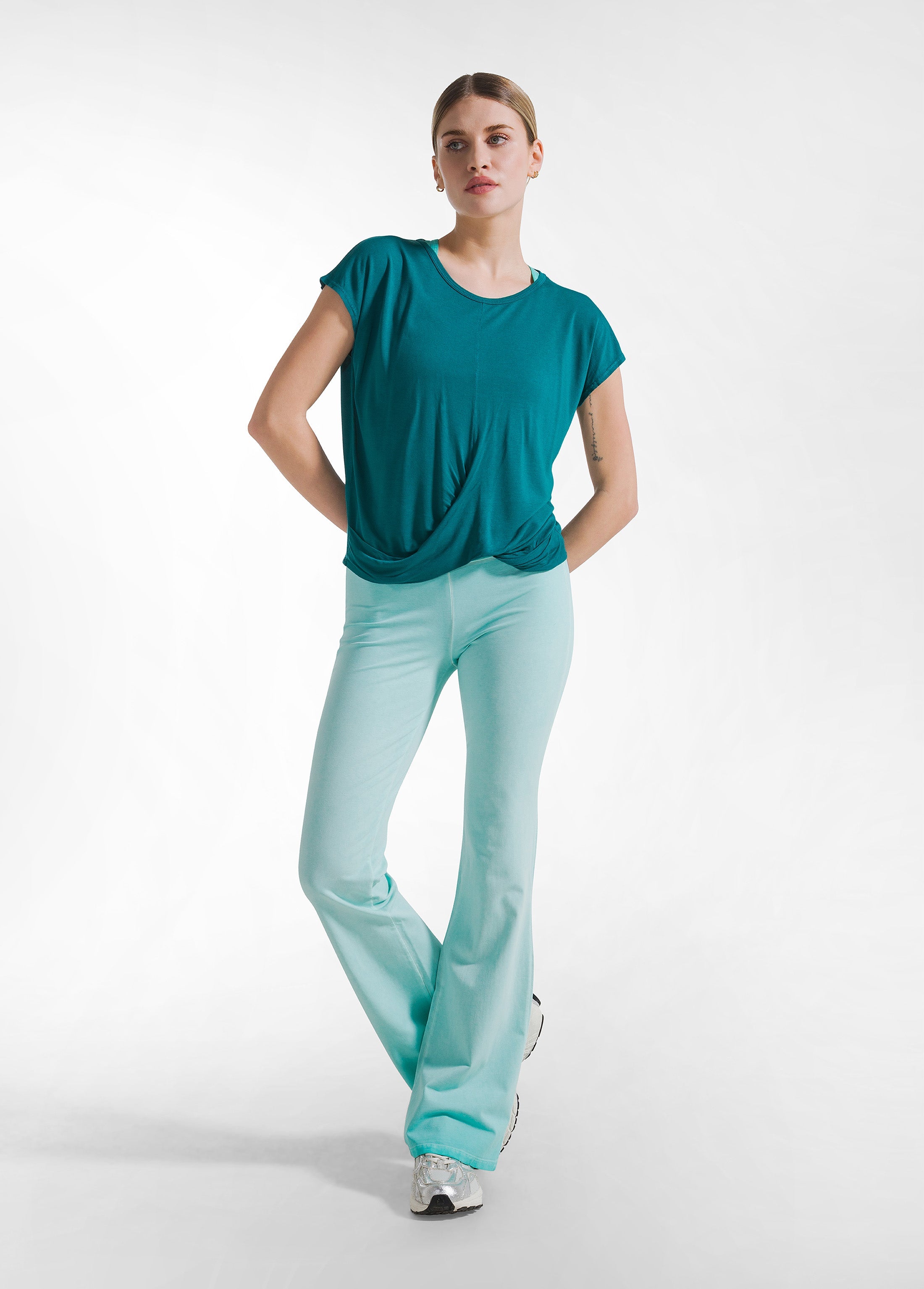 deha-t-shirt-yoga-con-nodo-frontale-verde image 4