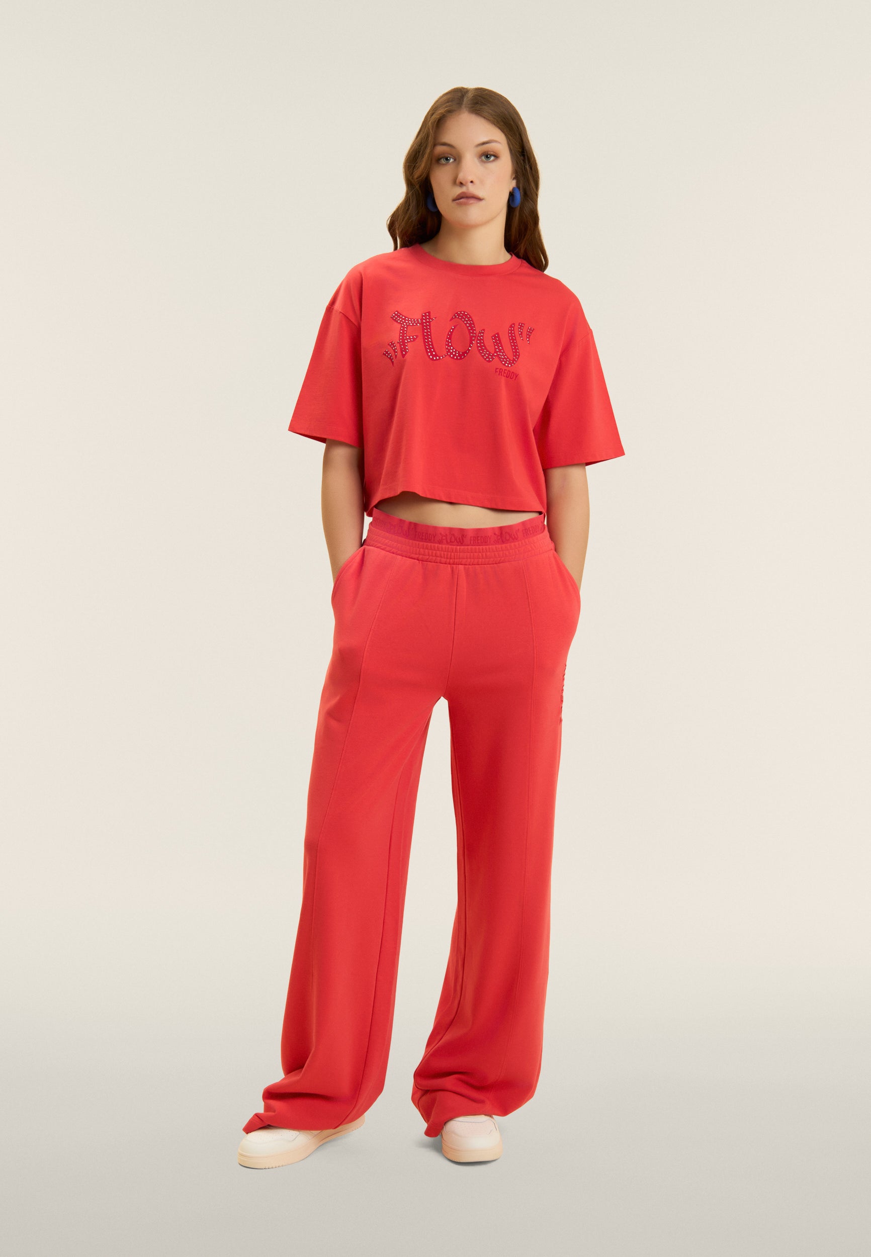 freddy-t-shirt-cropped-donna-con-grafica-flow-e-borchie image 2