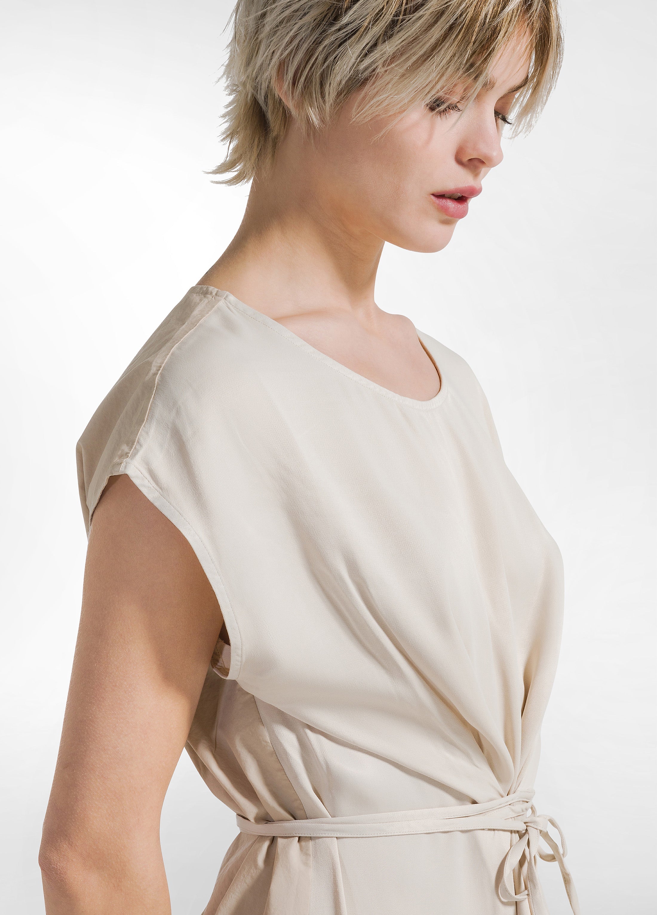 deha-blusa-in-raso-e-popeline-beige-smanicata image 3