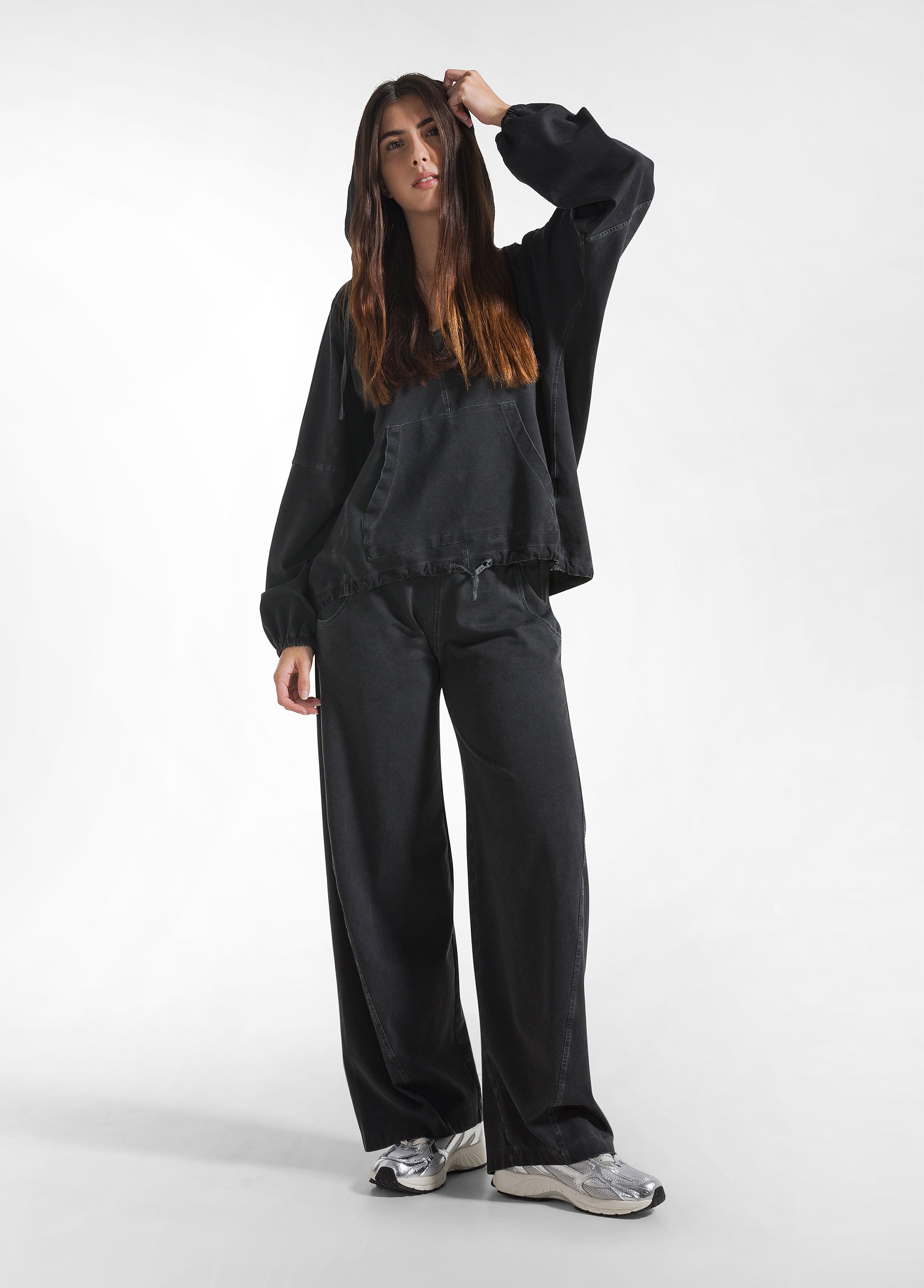 deha-felpa-con-cappuccio-effetto-fade-nera-con-dettagli-in-satin-d42340 image 4