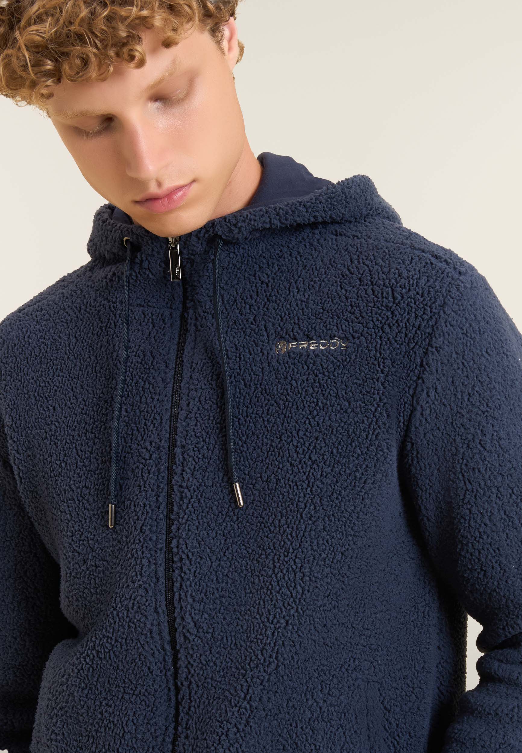 freddy-felpa-uomo-in-pile-sherpa-con-cappuccio-in-jersey image 4