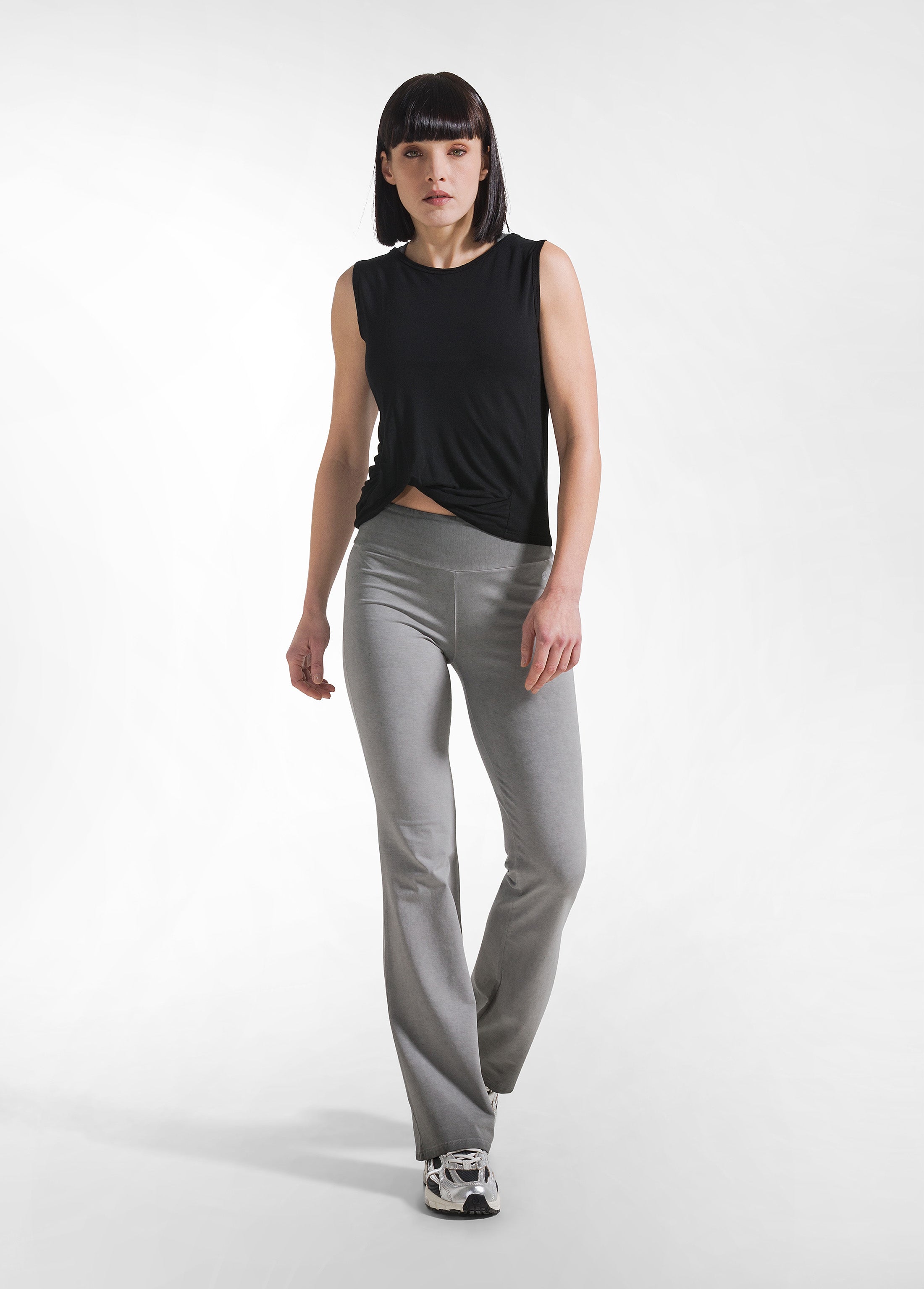 deha-canotta-yoga-con-nodo-frontale-nera-top-donna image 4