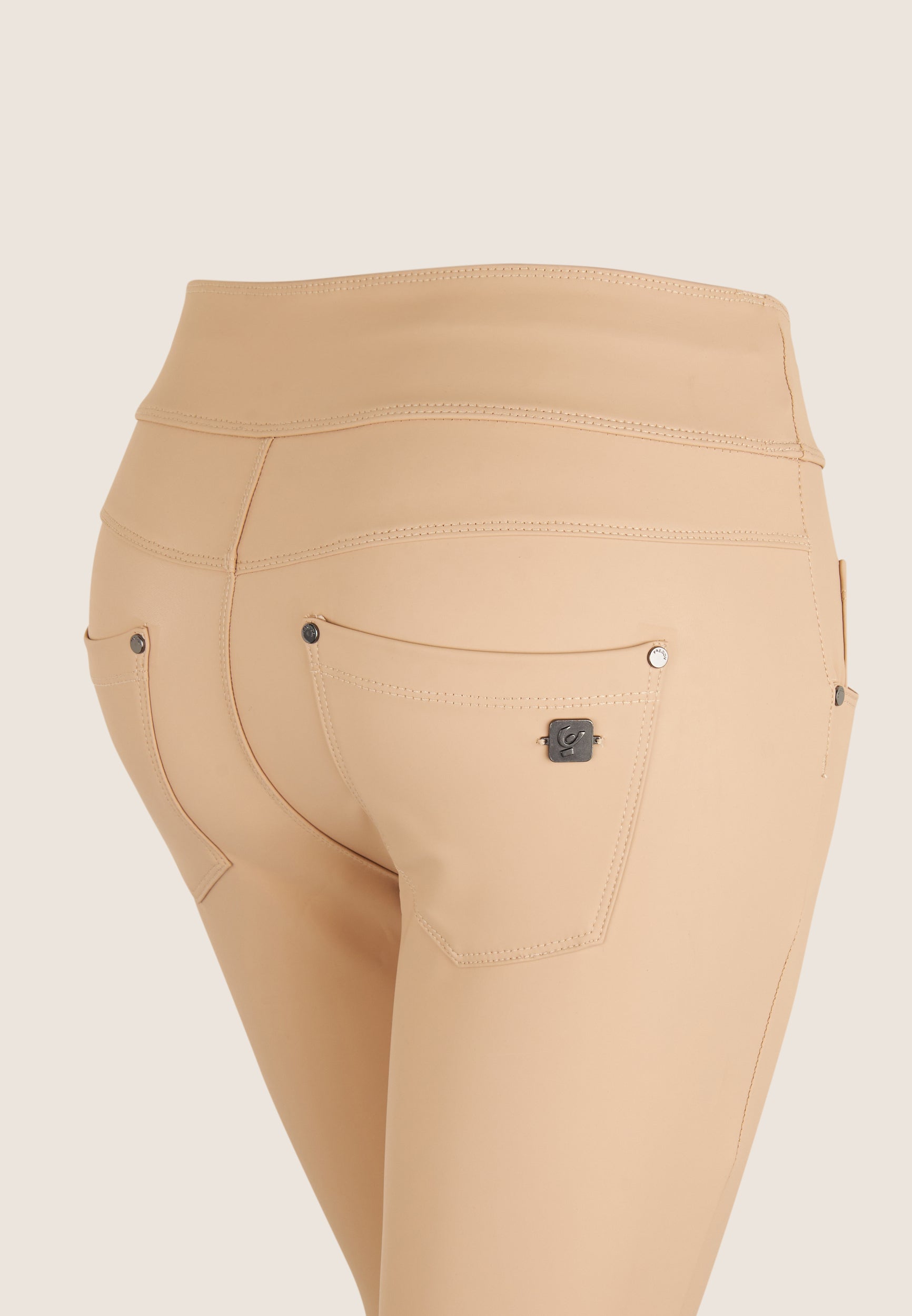 freddy-n-o-w-pantaloni-skinny-vita-media-in-similpelle-matt image 6