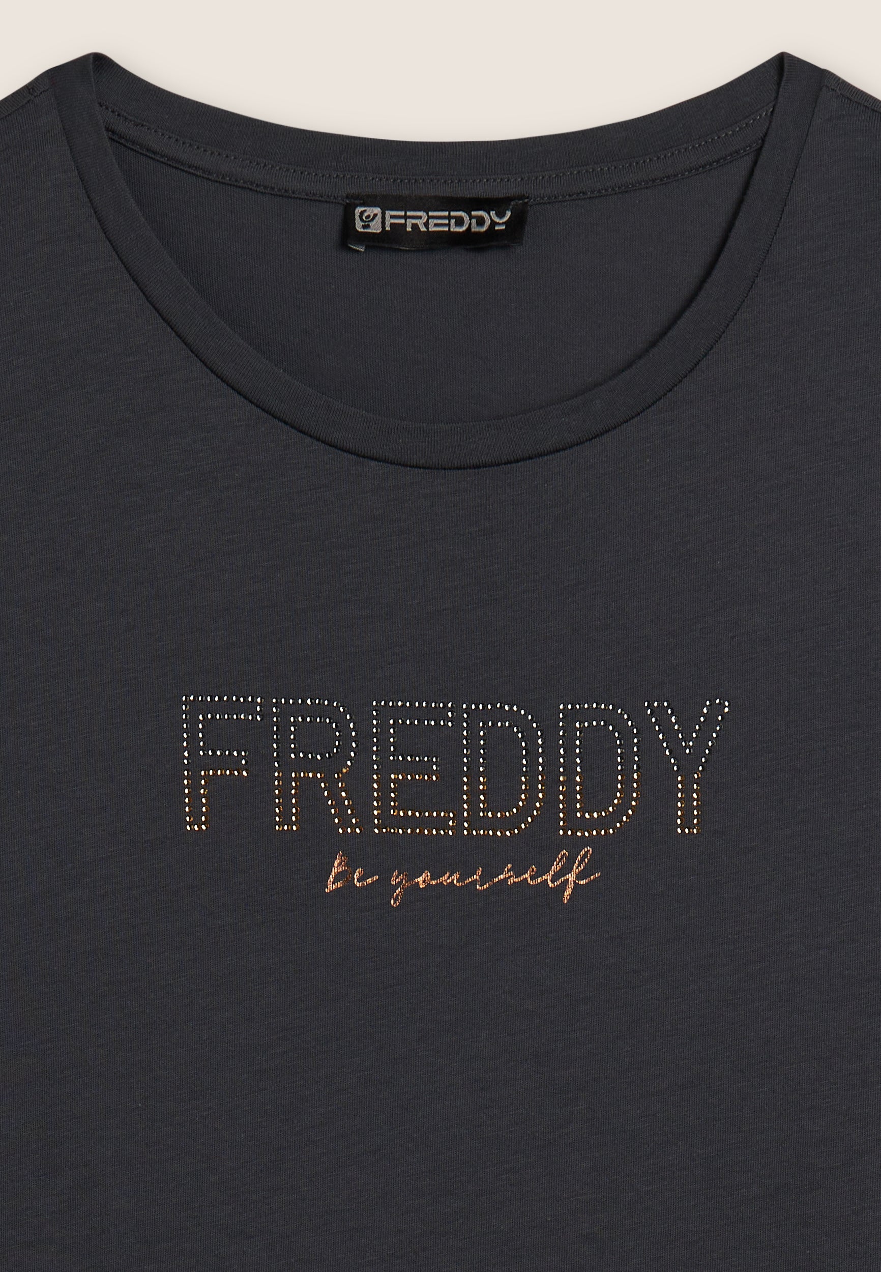 freddy-t-shirt-donna-con-spacchi-laterali-e-logo-in-strass image 7