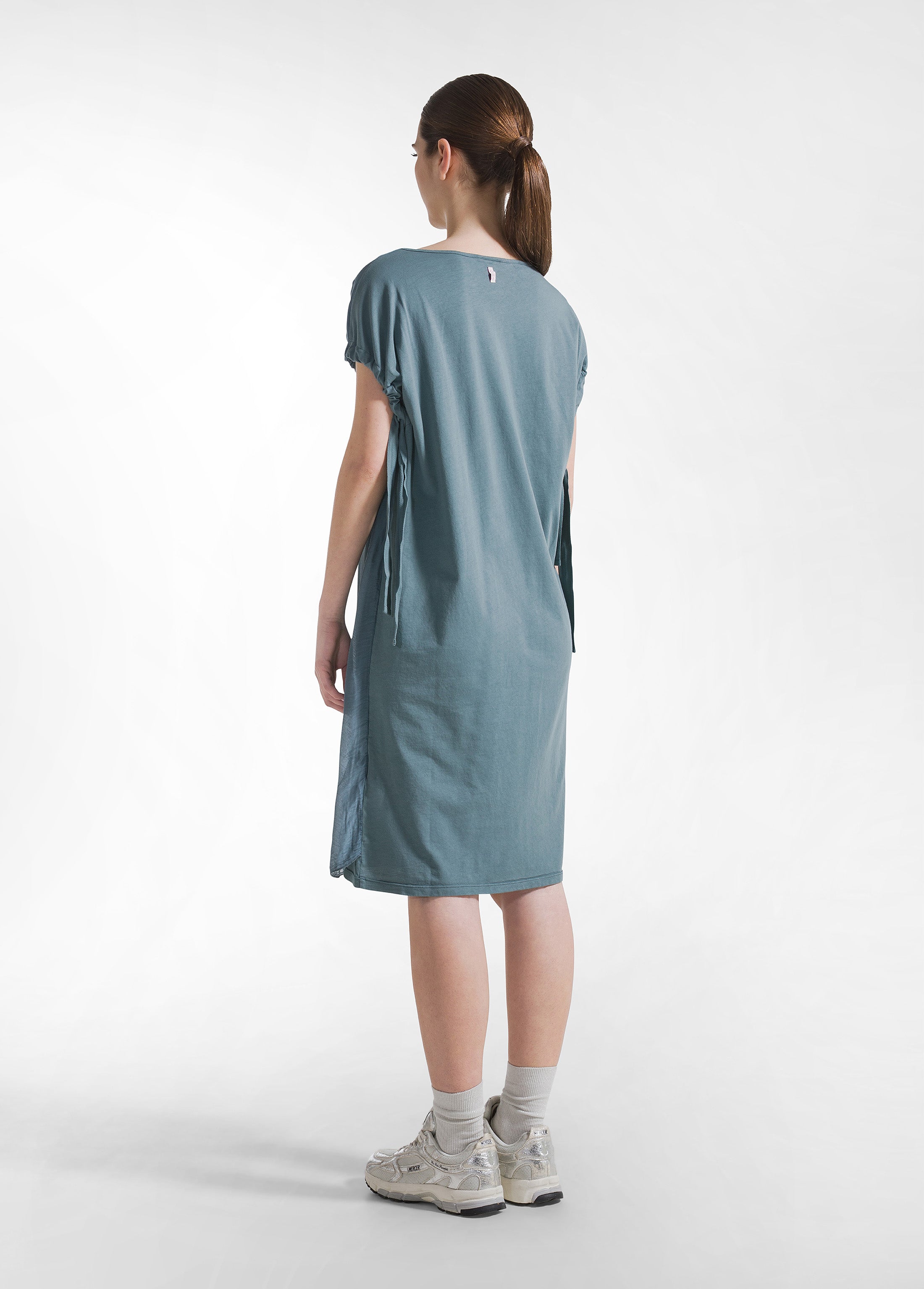 deha-abito-in-cotone-con-maniche-drappegiate-in-seta-verde image 3