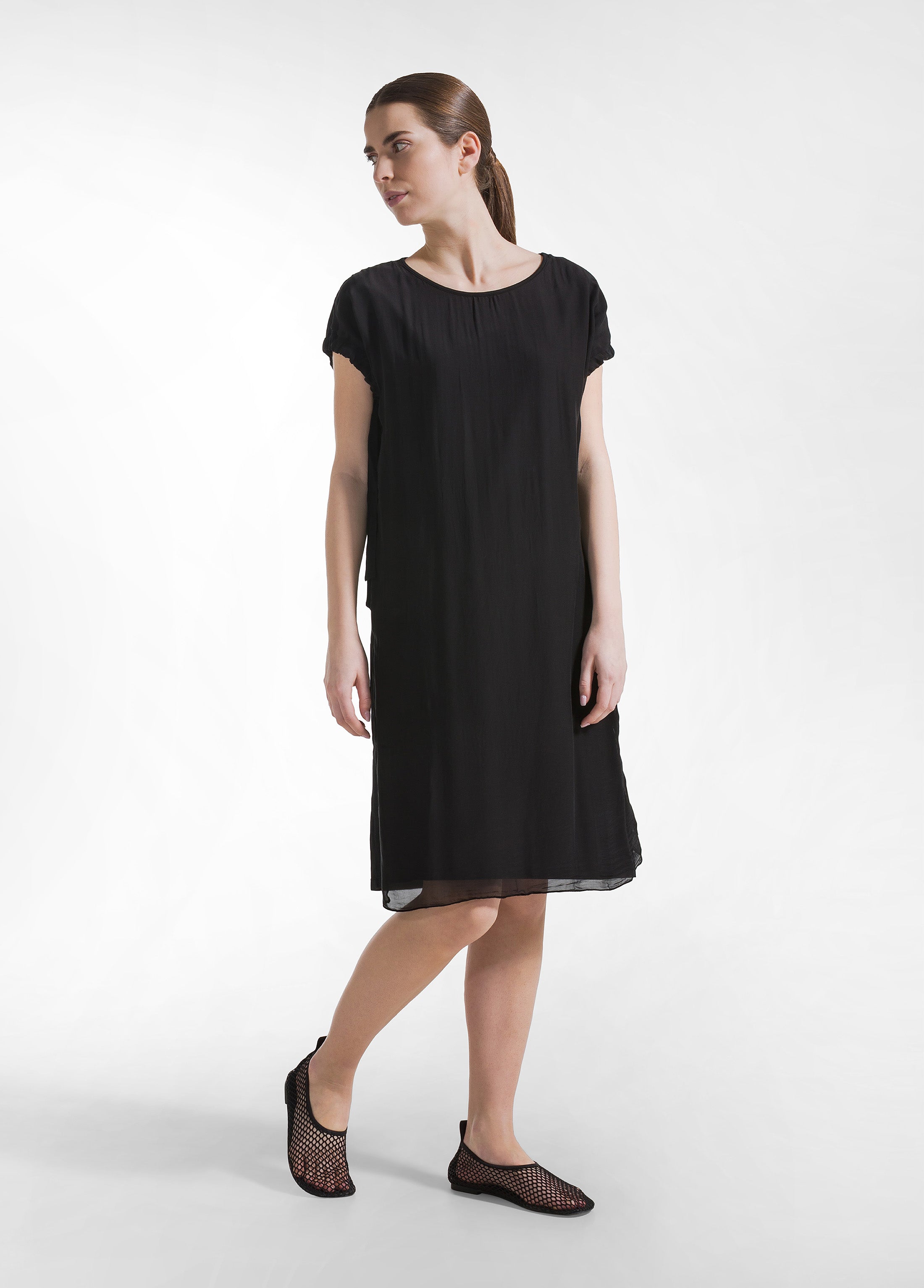 deha-abito-in-cotone-con-maniche-drappeggiare-in-seta-nero image 2