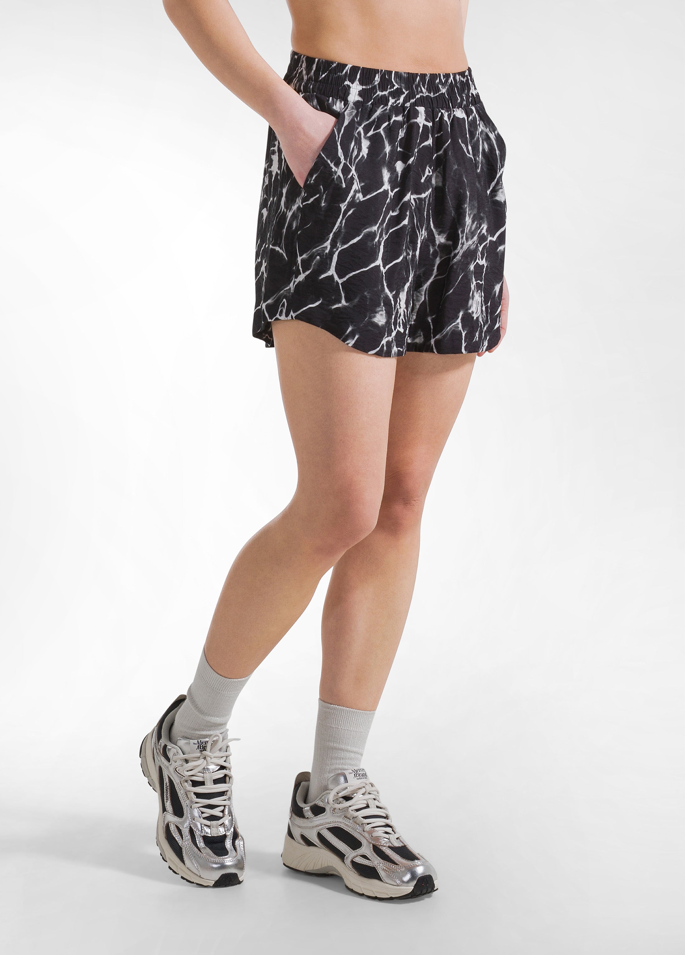 deha-shorts-in-viscosa-effetto-stropicciato-all-over-nero image 2
