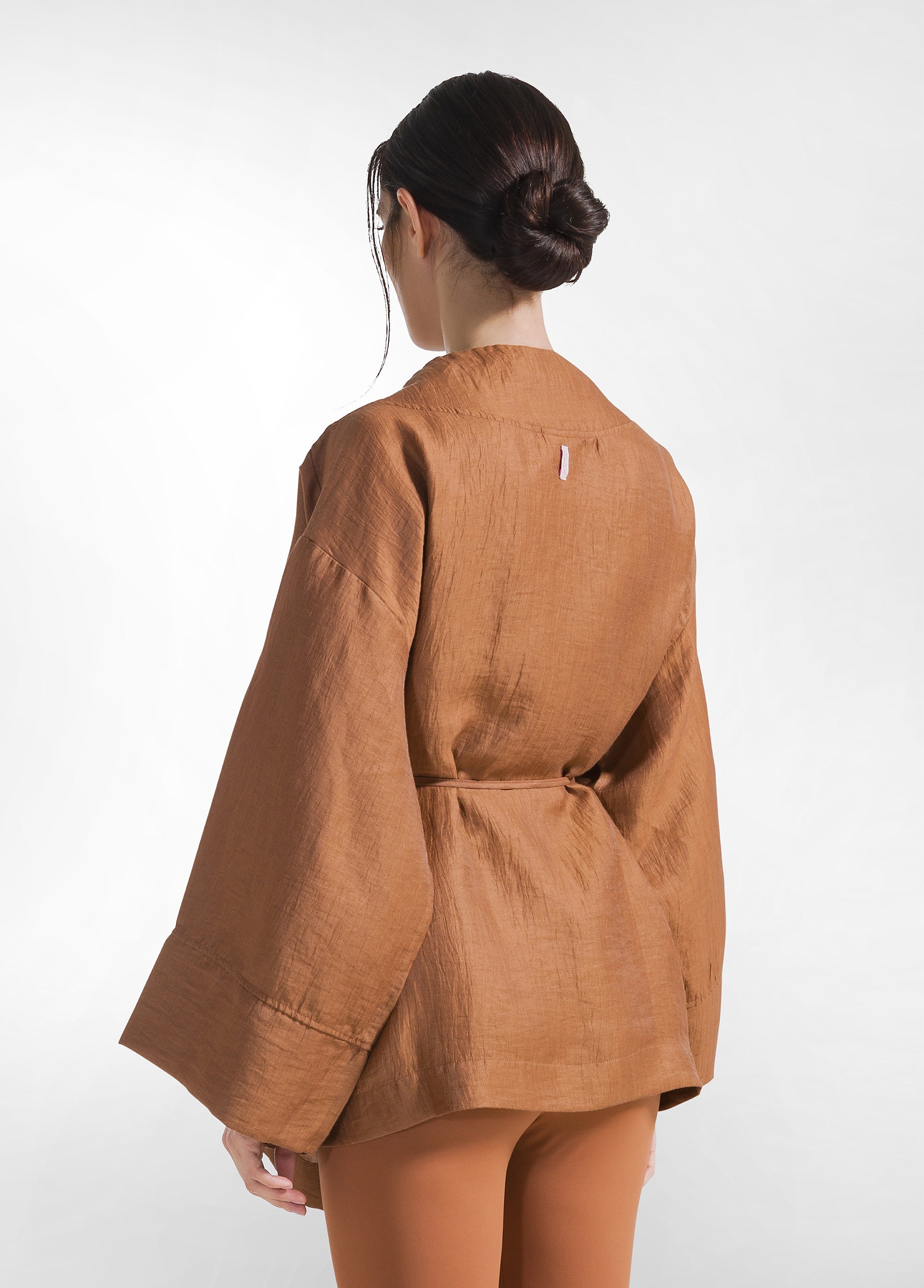 deha-giacca-kimono-in-lino-lucido-marrone-modello-d22160 image 2