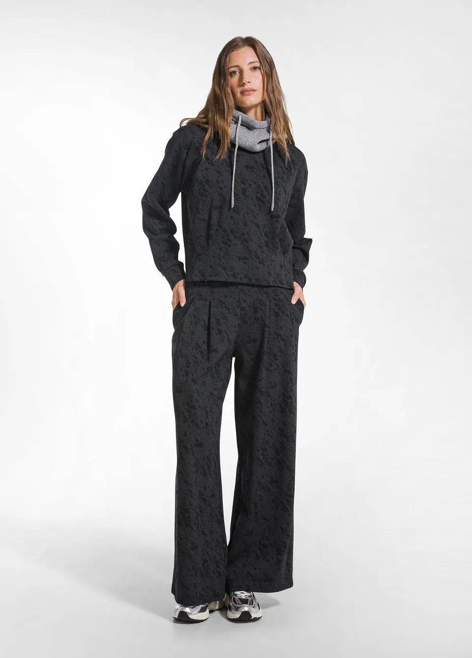 deha-pantalone-palazzo-matelass-animalier-other-con-pieghe image 1