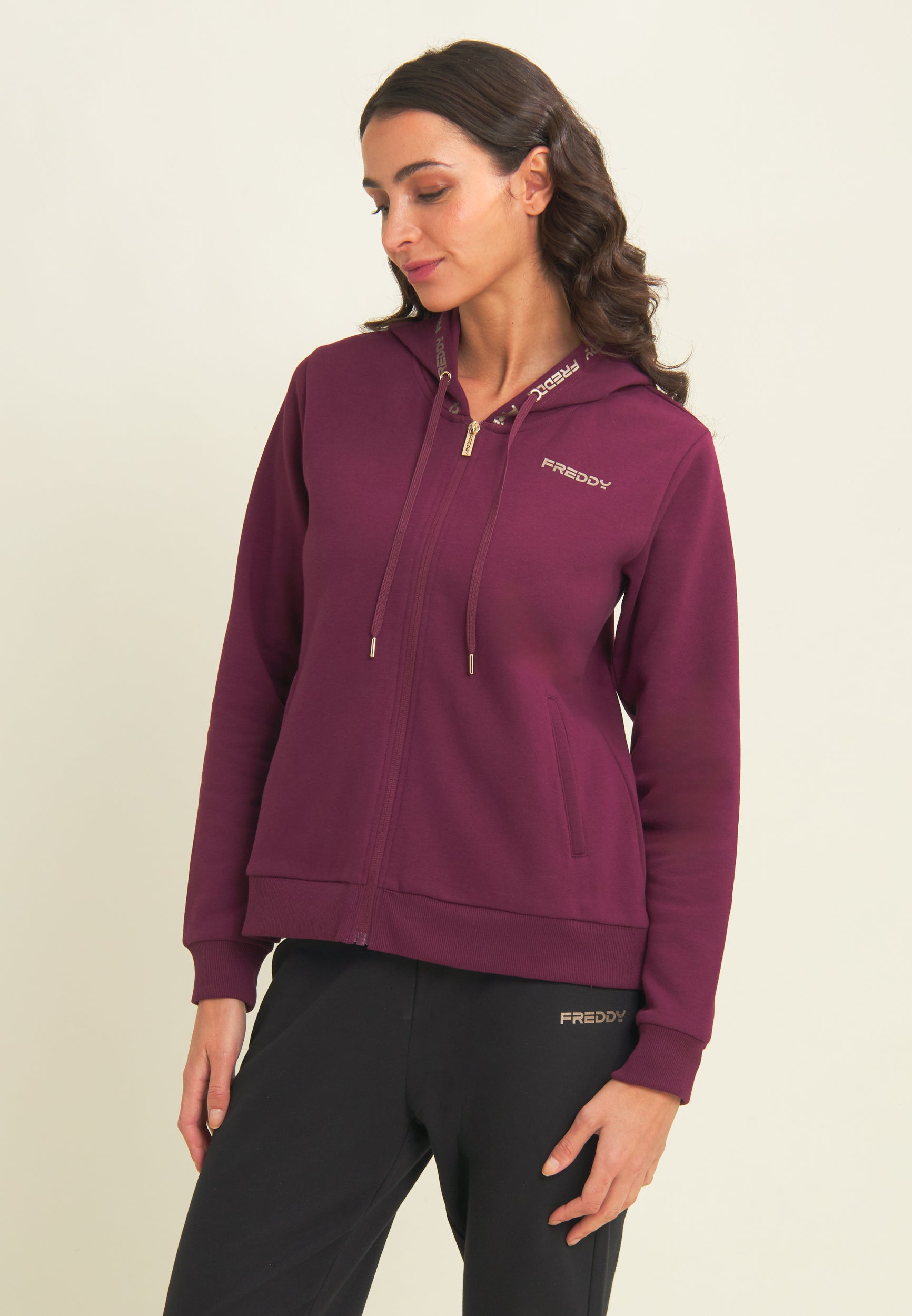 freddy-tuta-con-cappuccio-e-logo-oro-a-contrasto-felpa-zip-pantaloni image 2