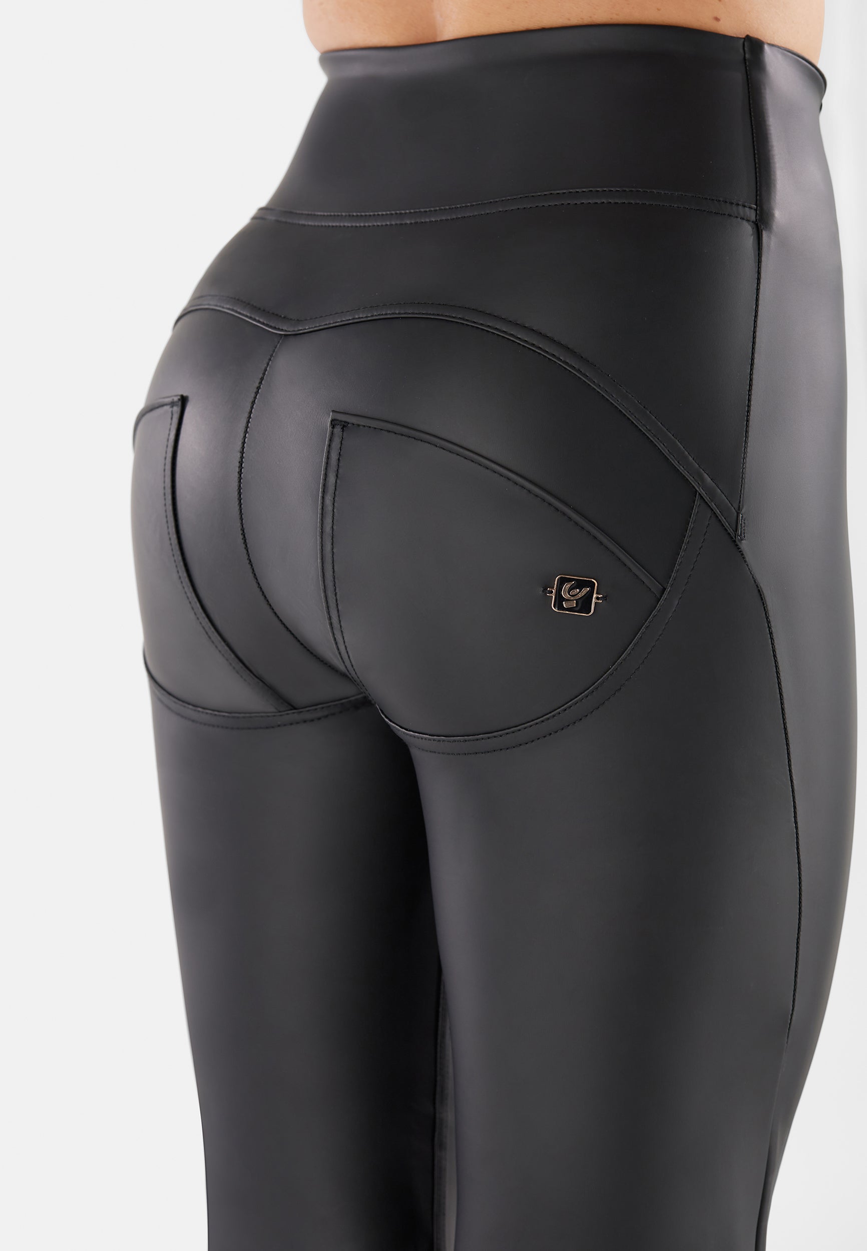 freddy-wr-up-pantaloni-similpelle-vita-alta-fondo-super-flare image 5