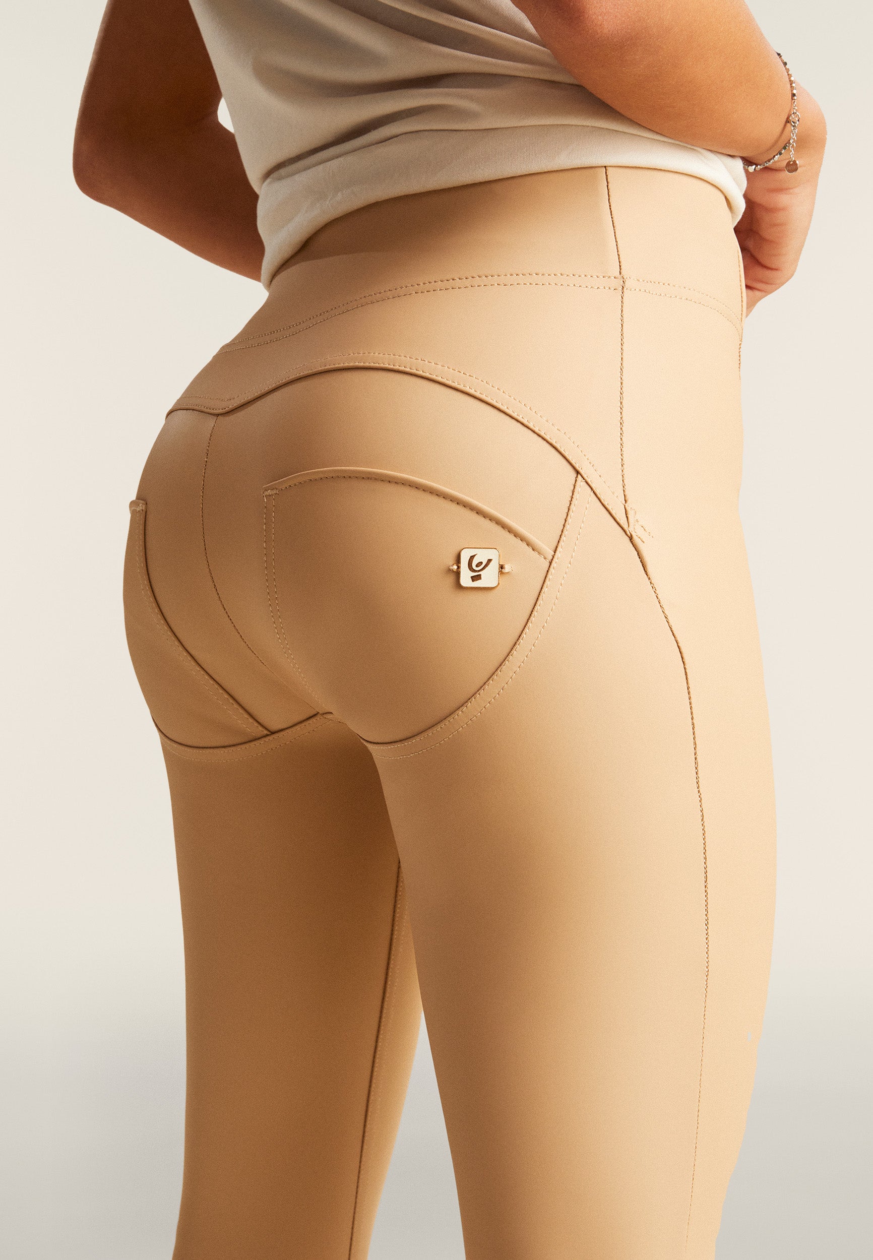 freddy-wr-up-pantaloni-donna-7-8-similpelle-vita-alta-con-bottoni-oro image 3