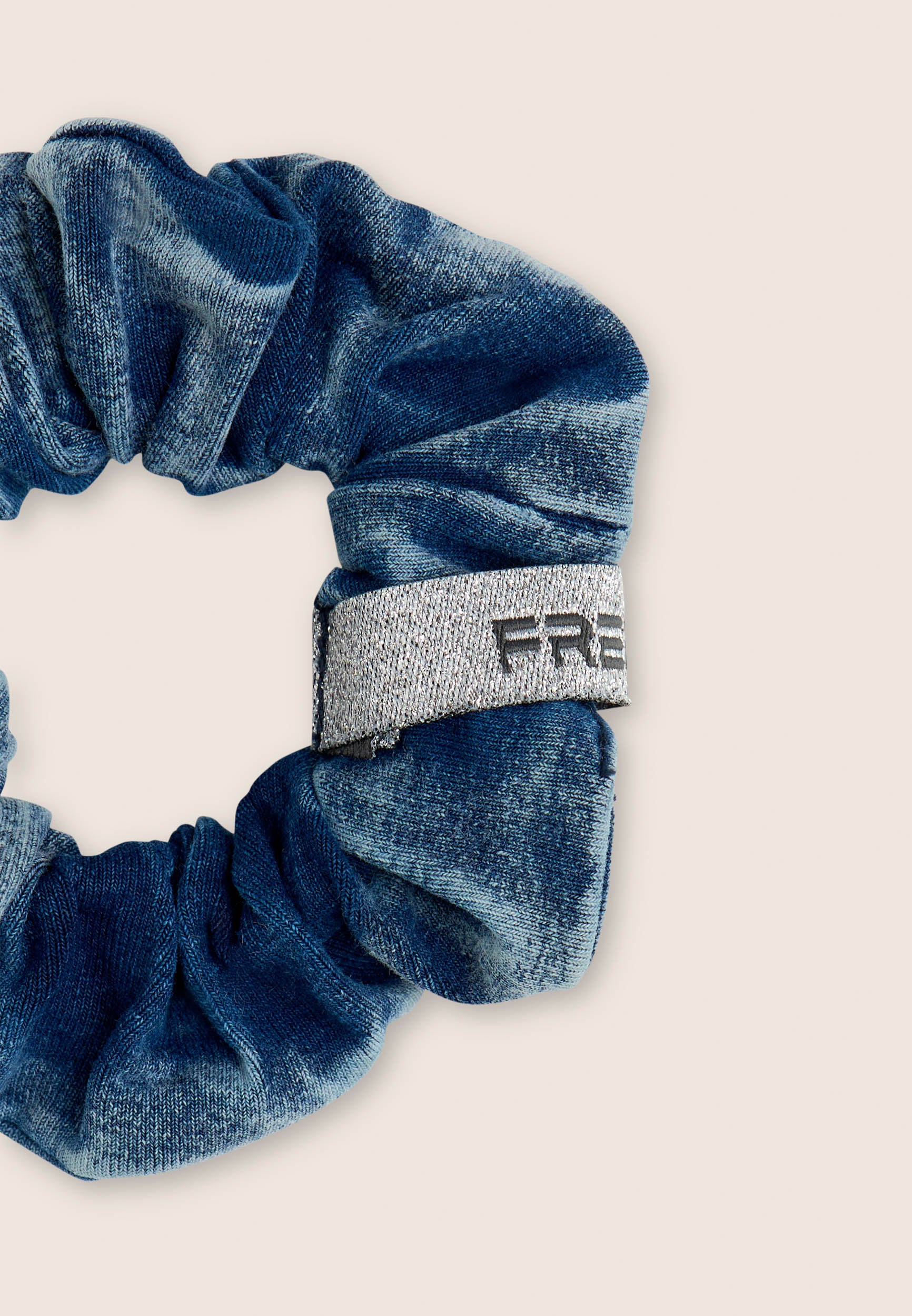 freddy-elastico-scrunchie-denim-used-con-logo-lurex image 3