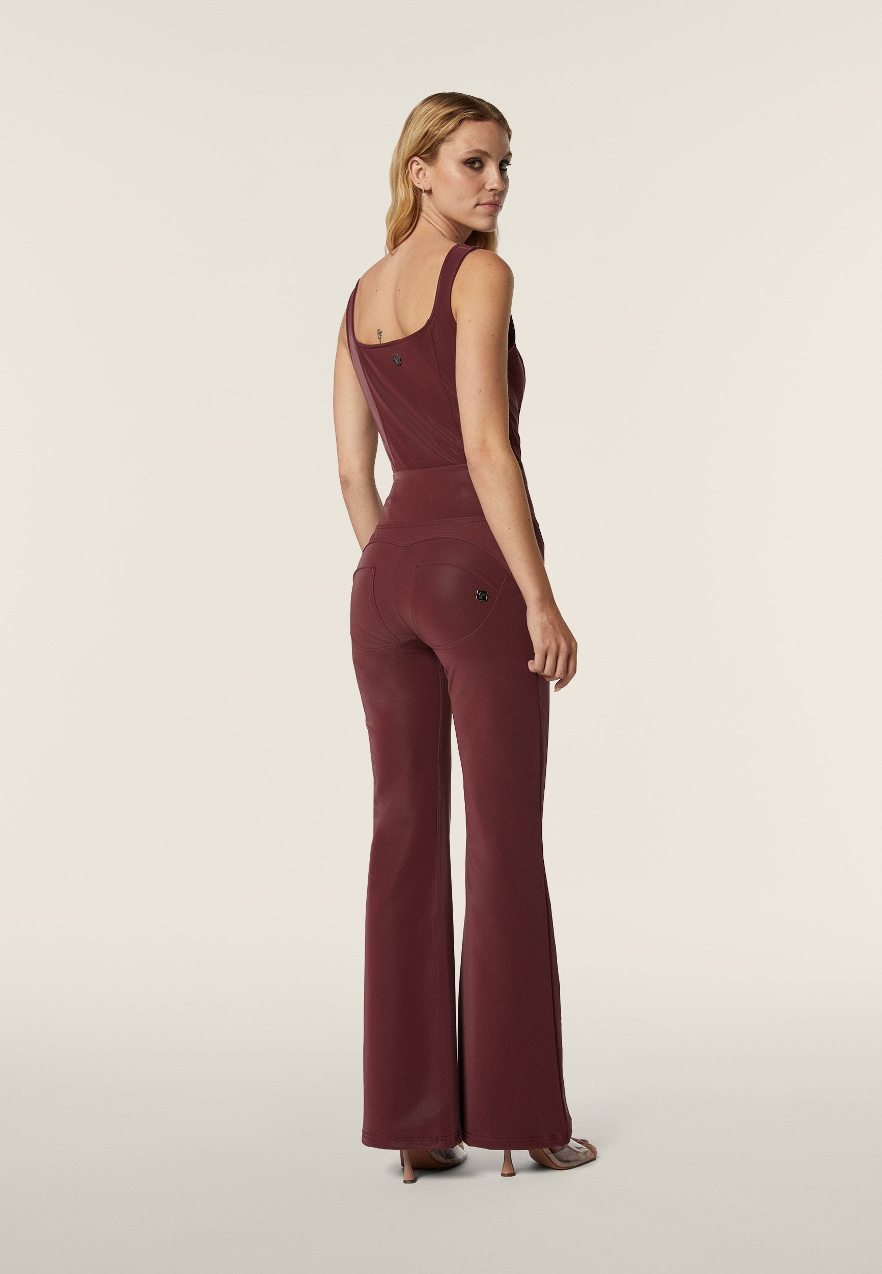 freddy-wr-up-pantaloni-super-flare-in-similpelle-lucida-effetto-wet image 3