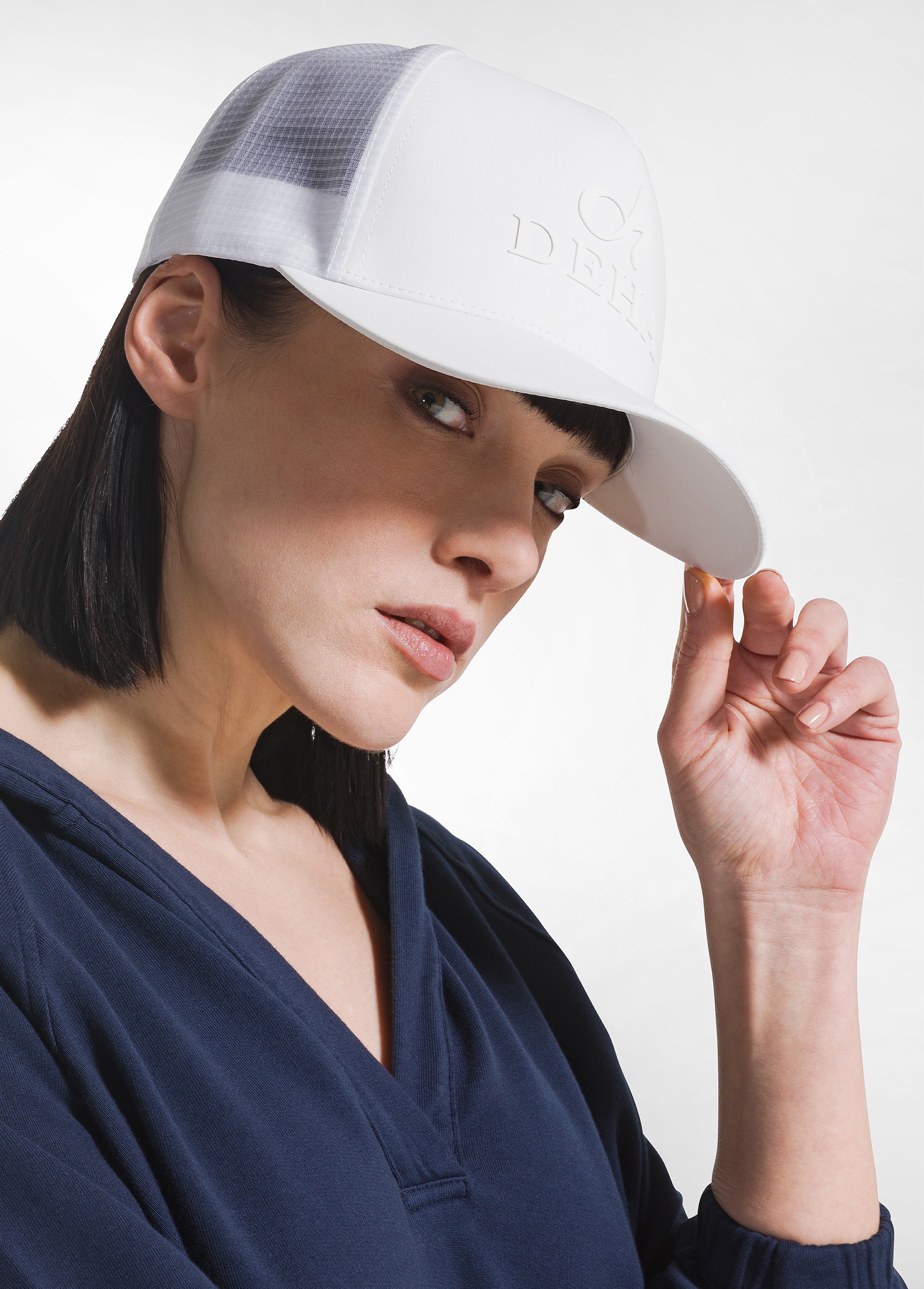 deha-cappellino-logo-bianco-in-gabardina-e-rete image 1