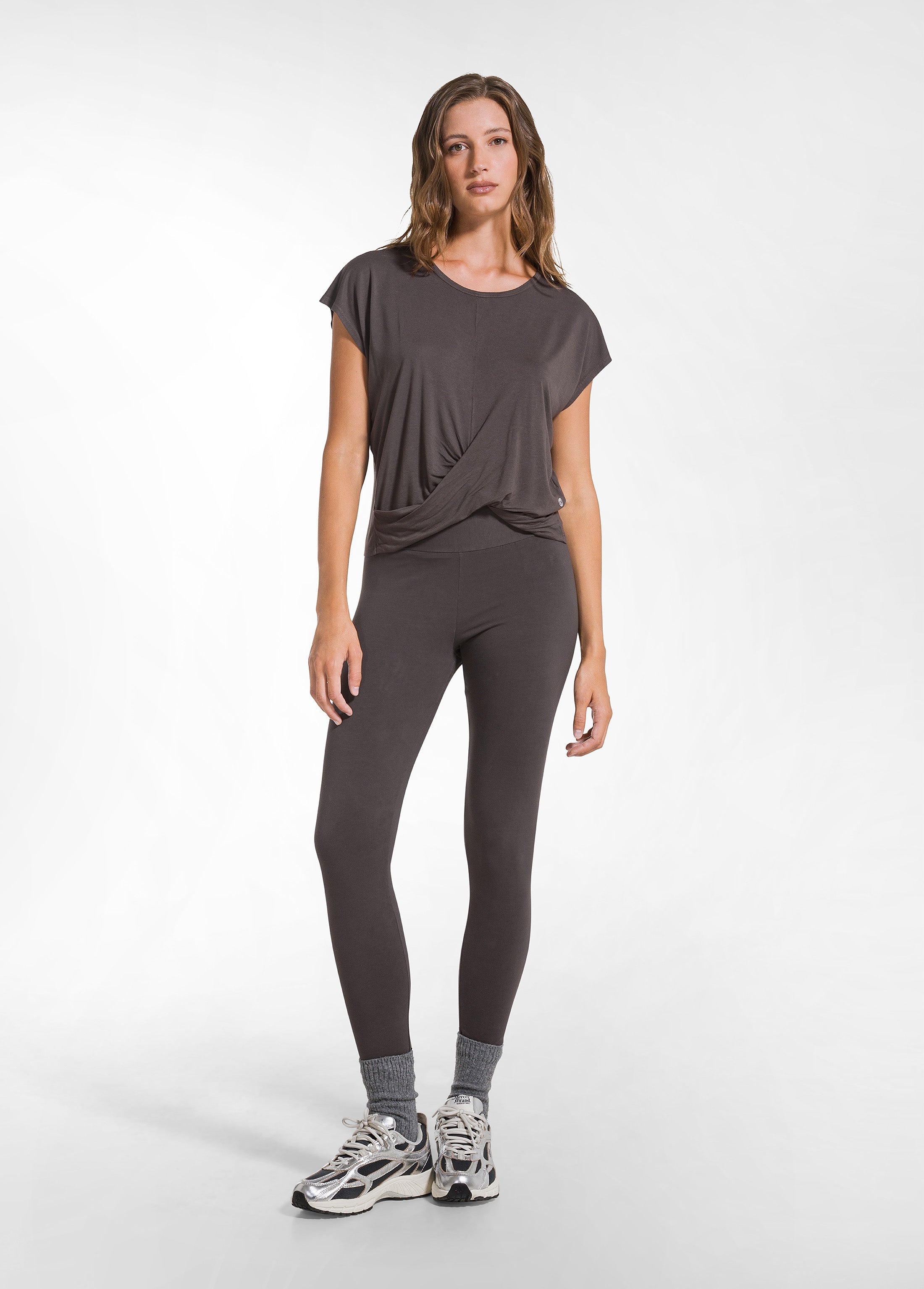 deha-t-shirt-yoga-con-nodo-frontale-marrone image 4